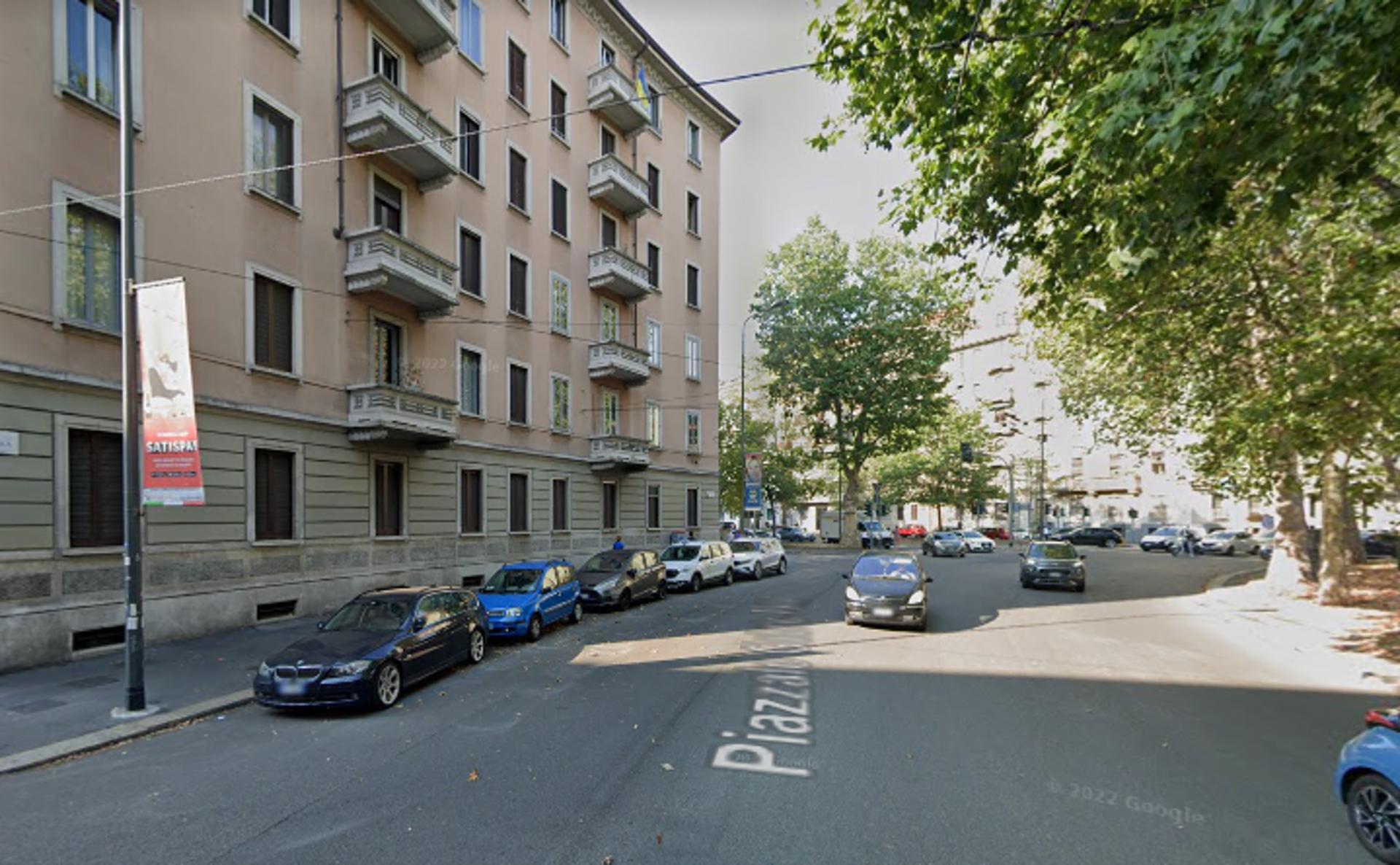 Impianto VERTICAL BANNER a Milano, in zona Beverly