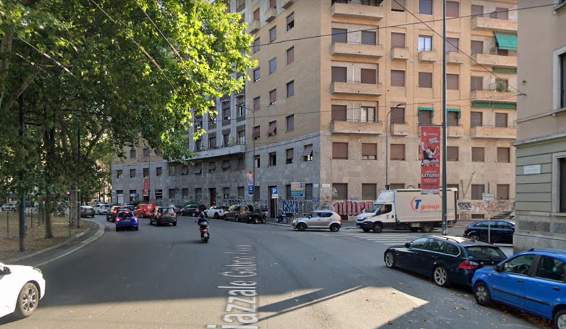 Impianto VERTICAL BANNER a Milano, in zona Beverly
