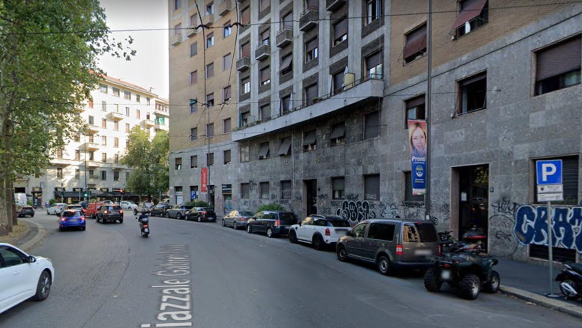 Impianto VERTICAL BANNER a Milano, in zona Beverly