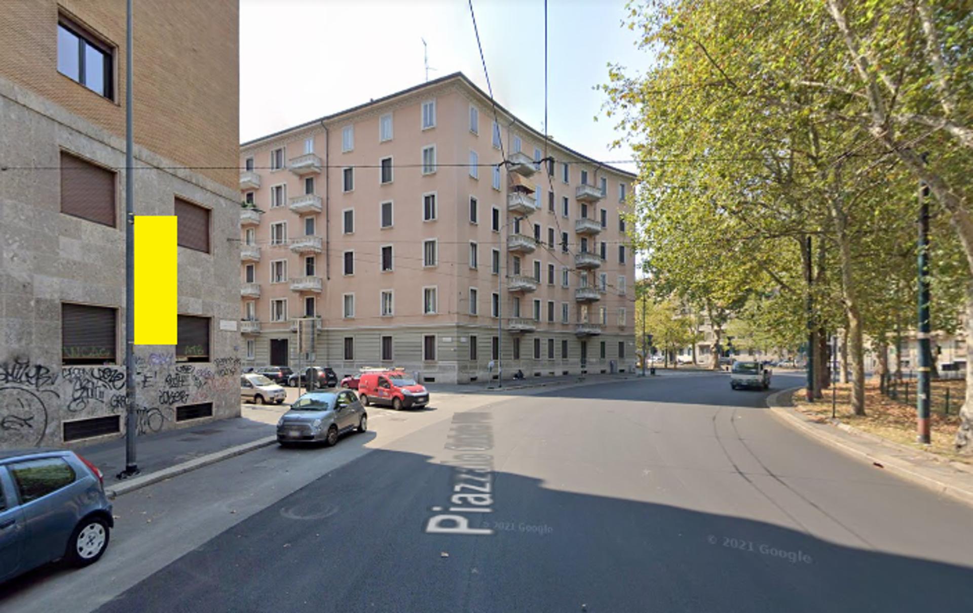 Impianto VERTICAL BANNER a Milano, in zona Beverly