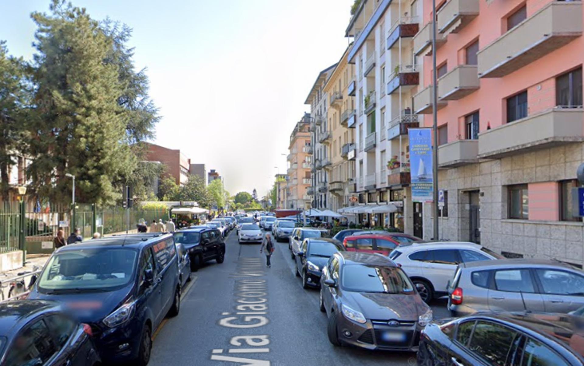 Impianto VERTICAL BANNER a Milano, in zona Samovar