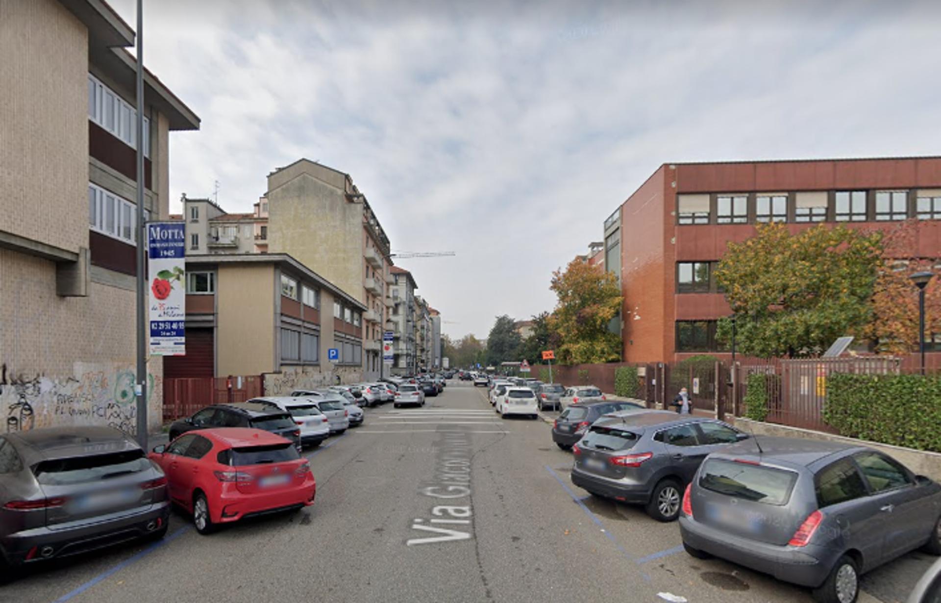 Impianto VERTICAL BANNER a Milano, in zona Acqua e Sale 2