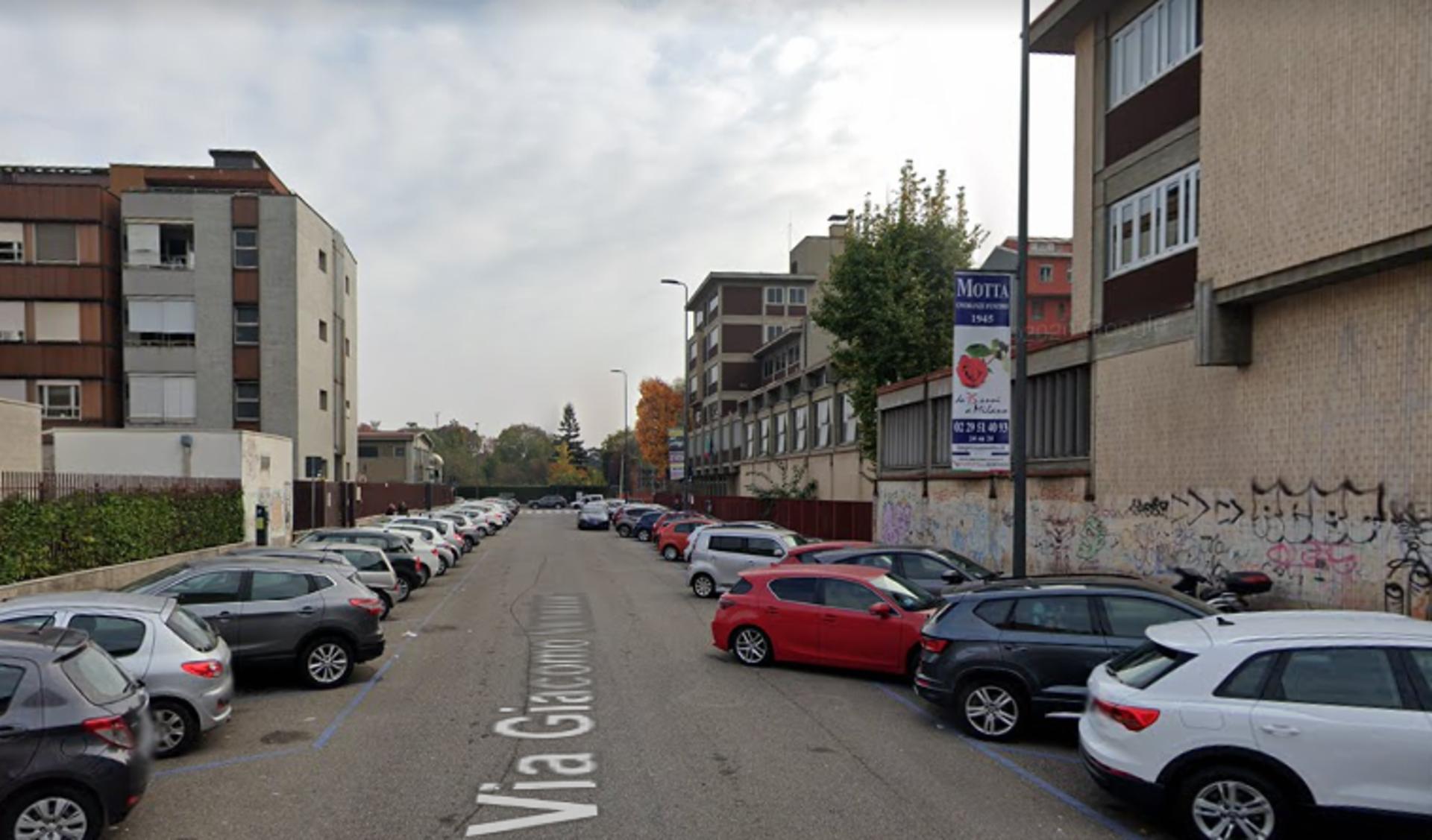 Impianto VERTICAL BANNER a Milano, in zona Acqua e Sale 2