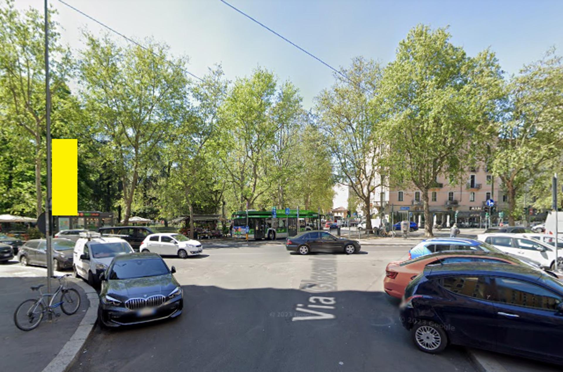Impianto VERTICAL BANNER a Milano, in zona La Cometa