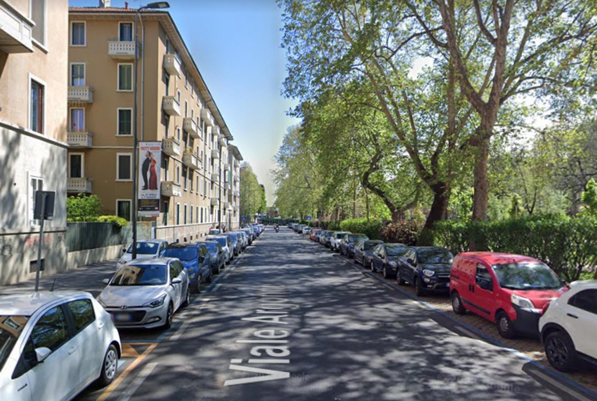 Impianto VERTICAL BANNER a Milano, in zona Rosticceria Pupuseria