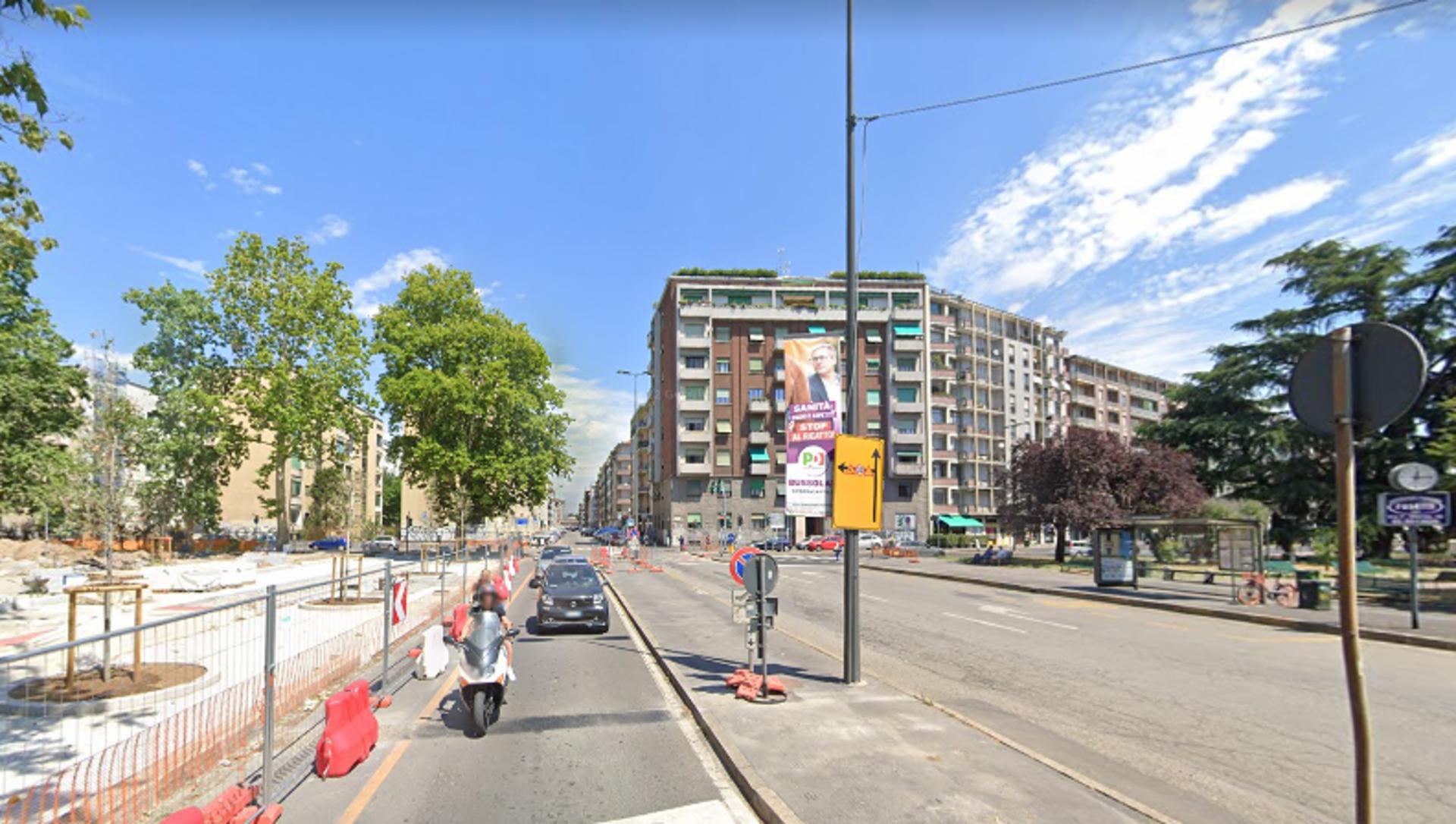 Impianto VERTICAL BANNER a Milano, in zona Argonne Café