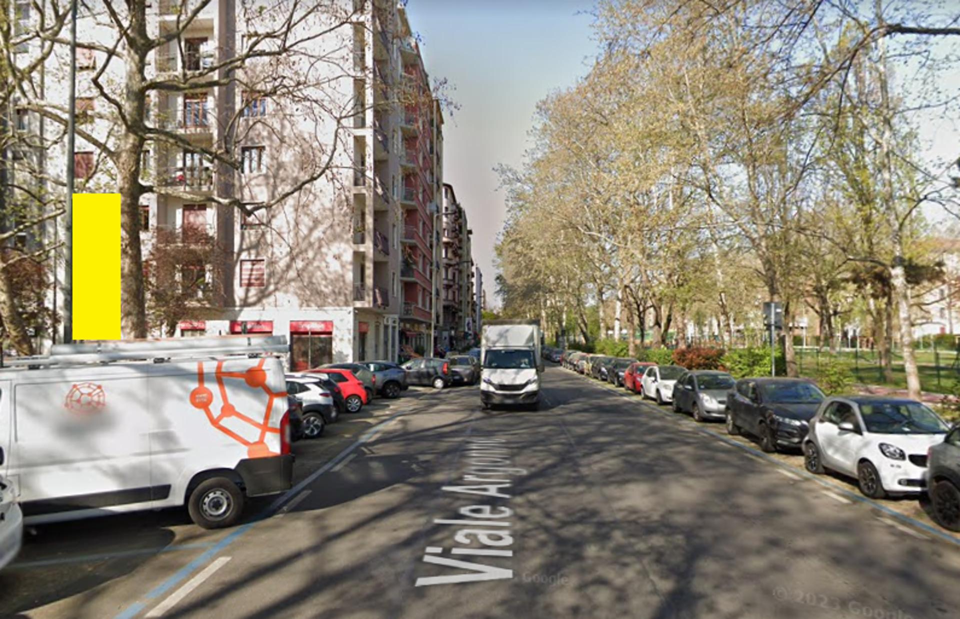 Impianto VERTICAL BANNER a Milano, in zona Calice di vino