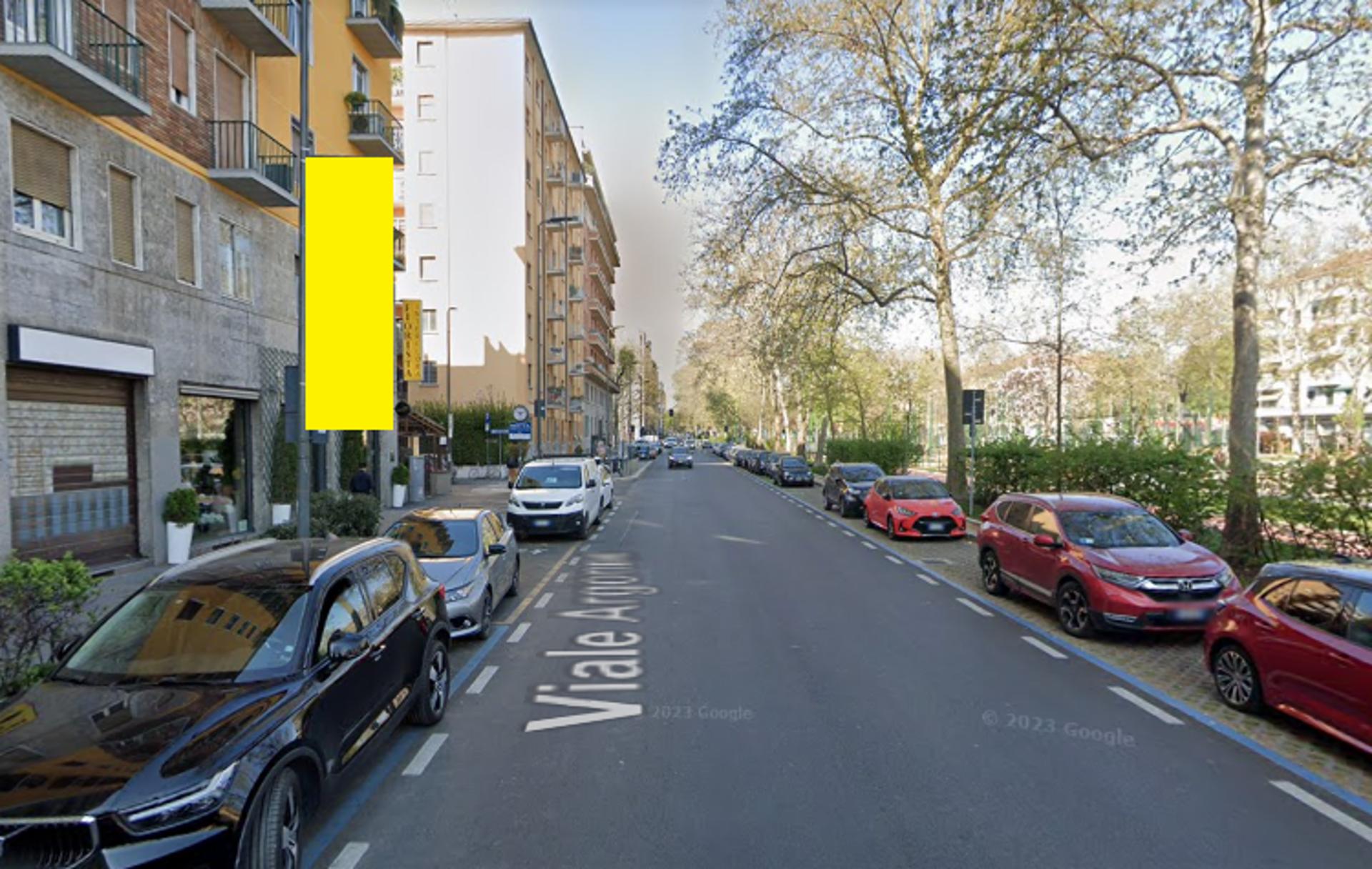 Impianto VERTICAL BANNER a Milano, in zona Argonne Café