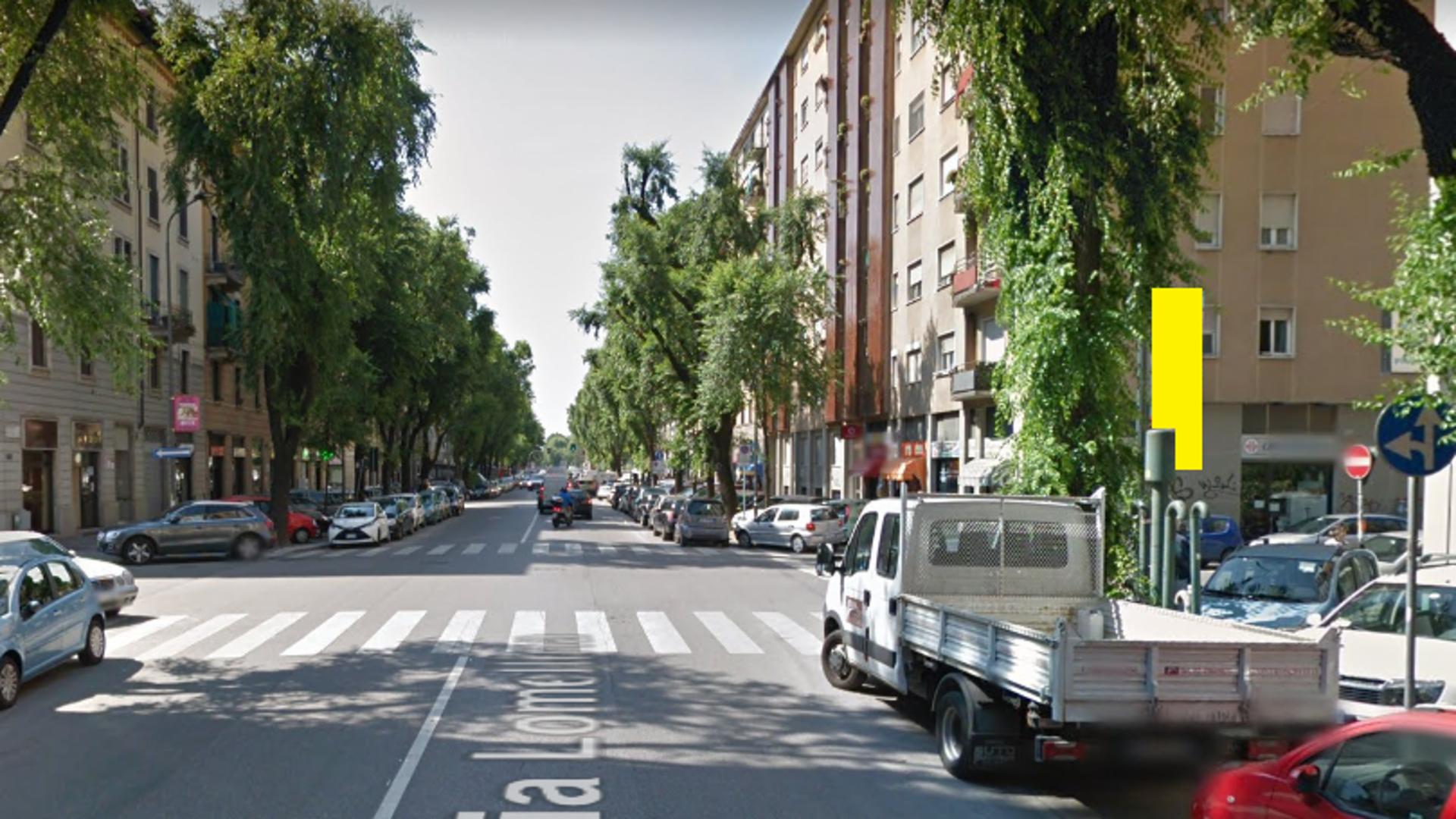 Impianto VERTICAL BANNER a Milano, in zona Hayami