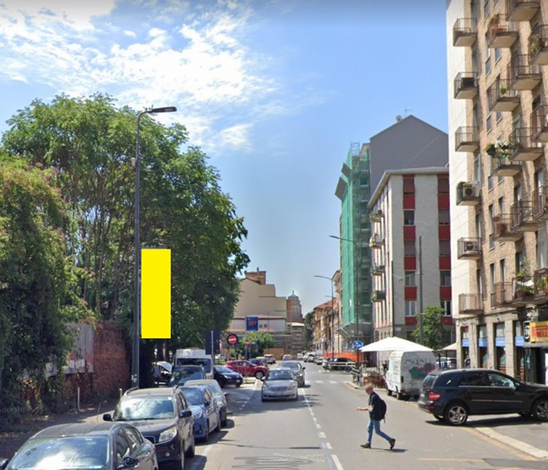 Impianto VERTICAL BANNER a Milano, in zona Au Vieux Strasbourg