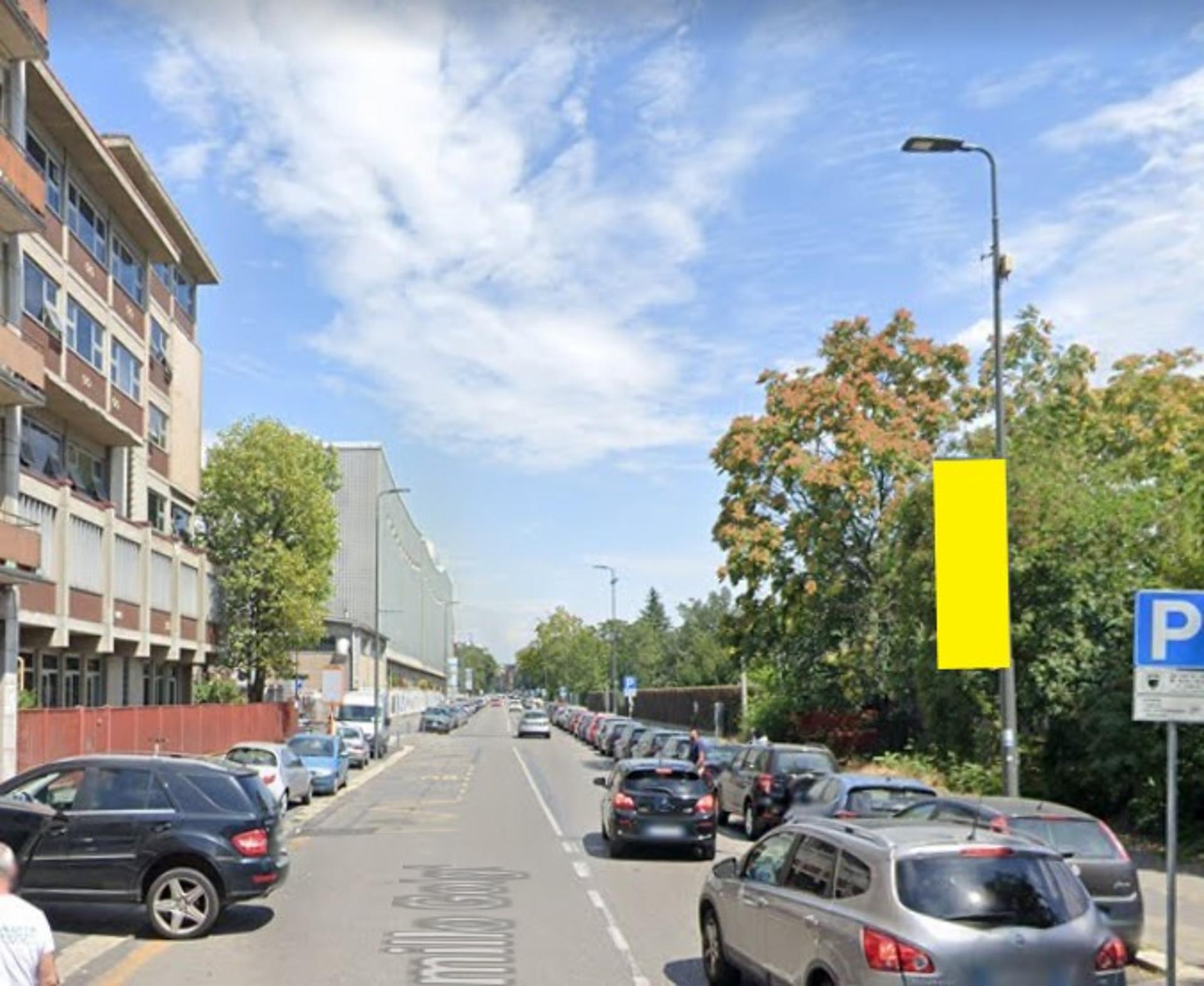 Impianto VERTICAL BANNER a Milano, in zona Au Vieux Strasbourg
