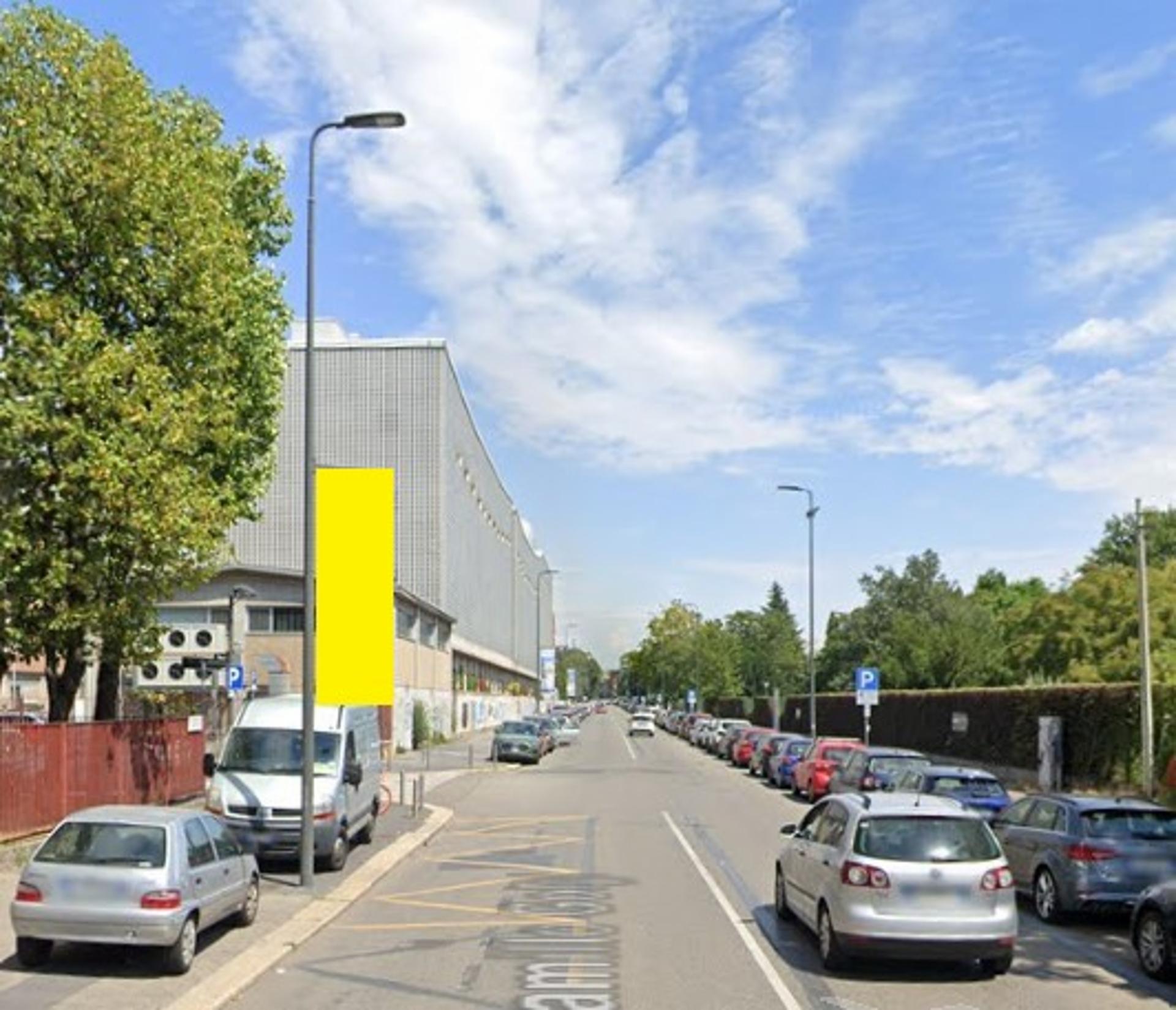 Impianto VERTICAL BANNER a Milano, in zona Au Vieux Strasbourg