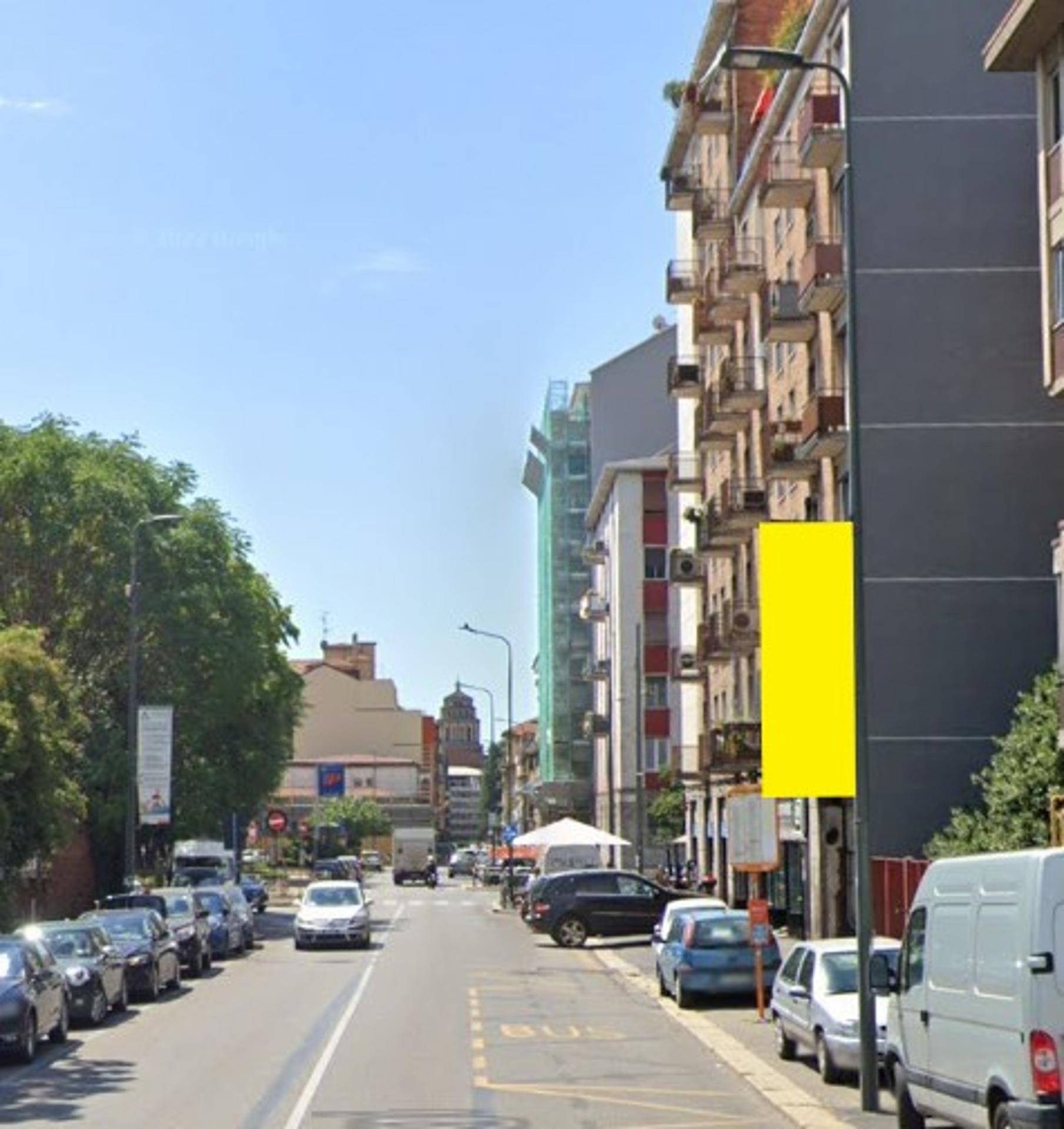 Impianto VERTICAL BANNER a Milano, in zona Au Vieux Strasbourg