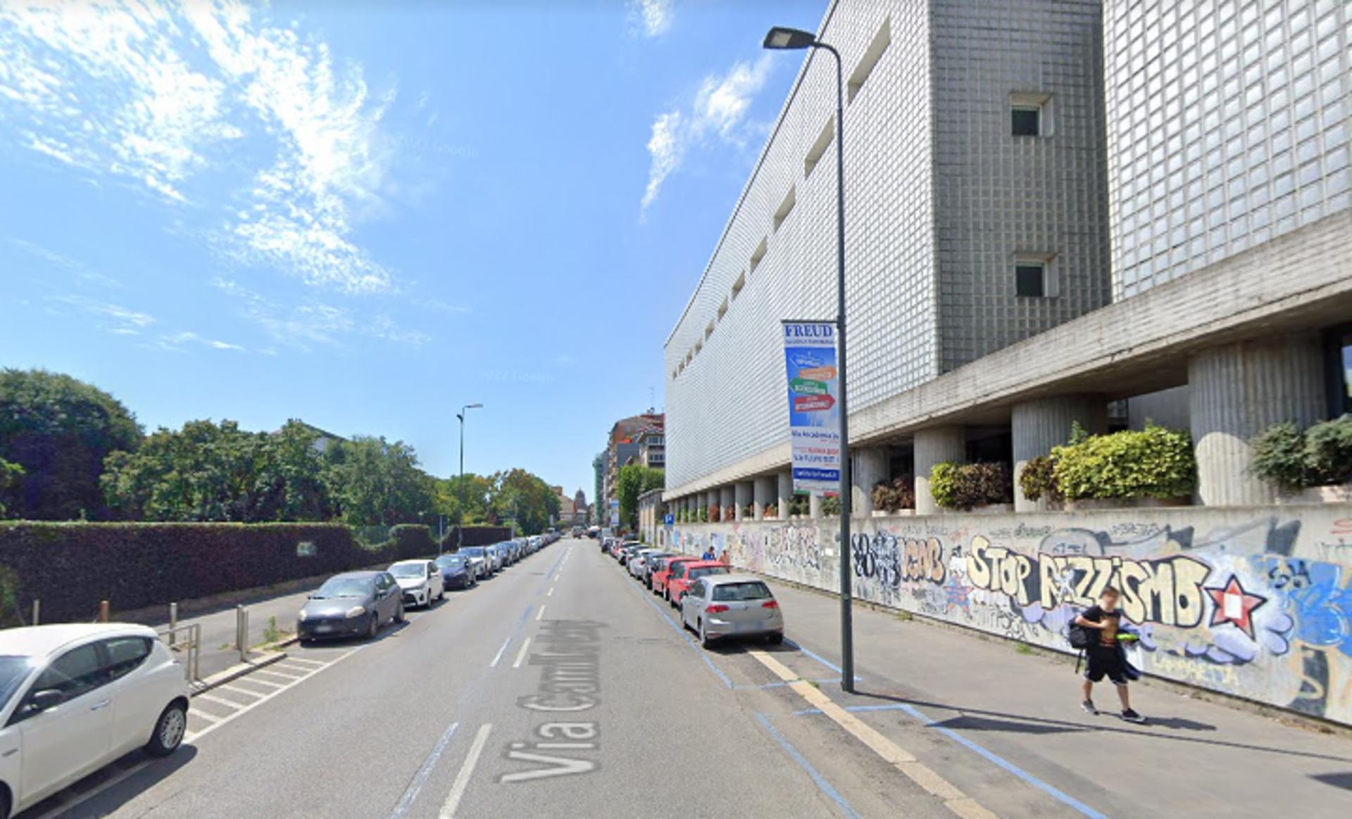 Impianto VERTICAL BANNER a Milano, in zona La Statale Café