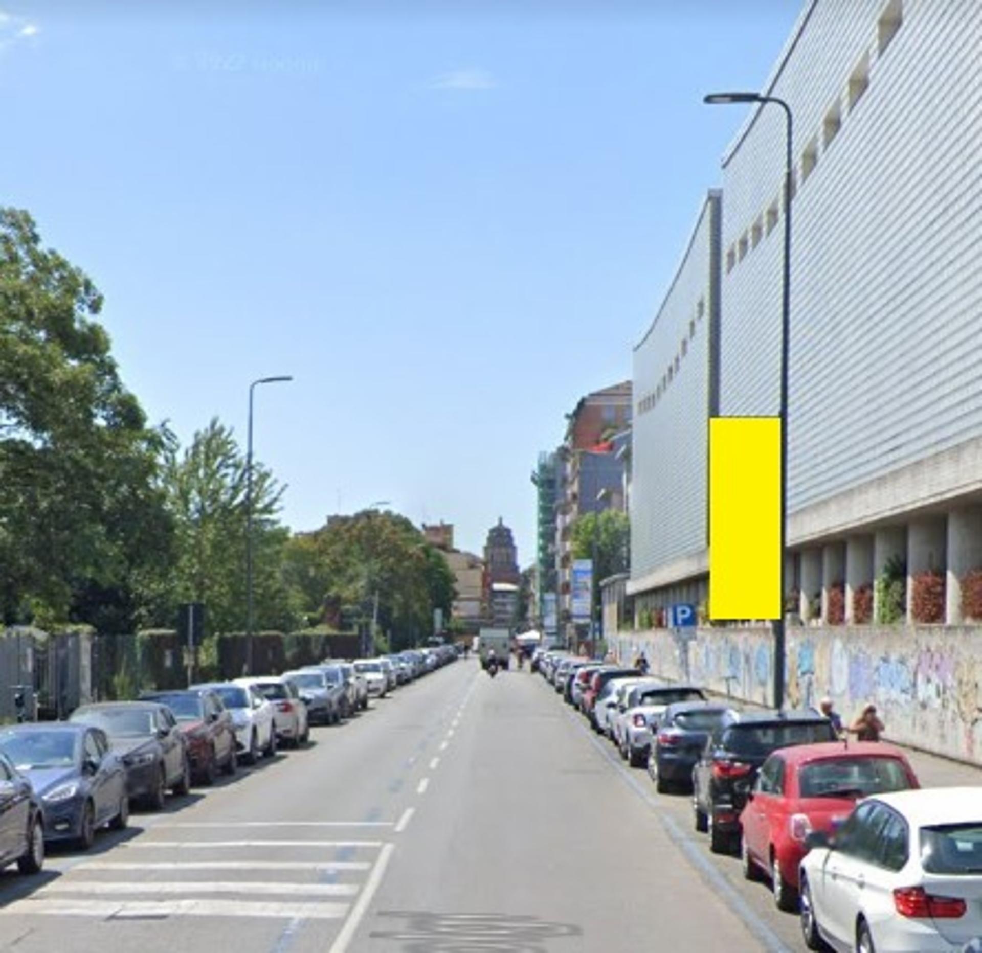 Impianto VERTICAL BANNER a Milano, in zona La Statale Café