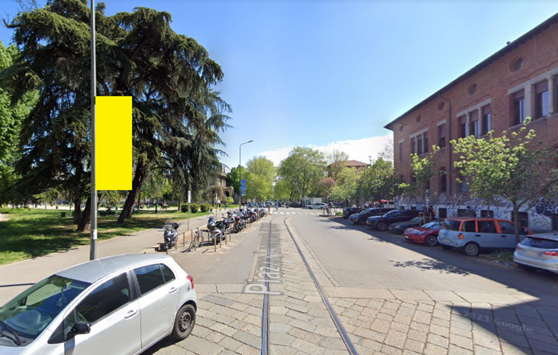 Impianto VERTICAL BANNER a Milano, in zona Harp Pub Guinness