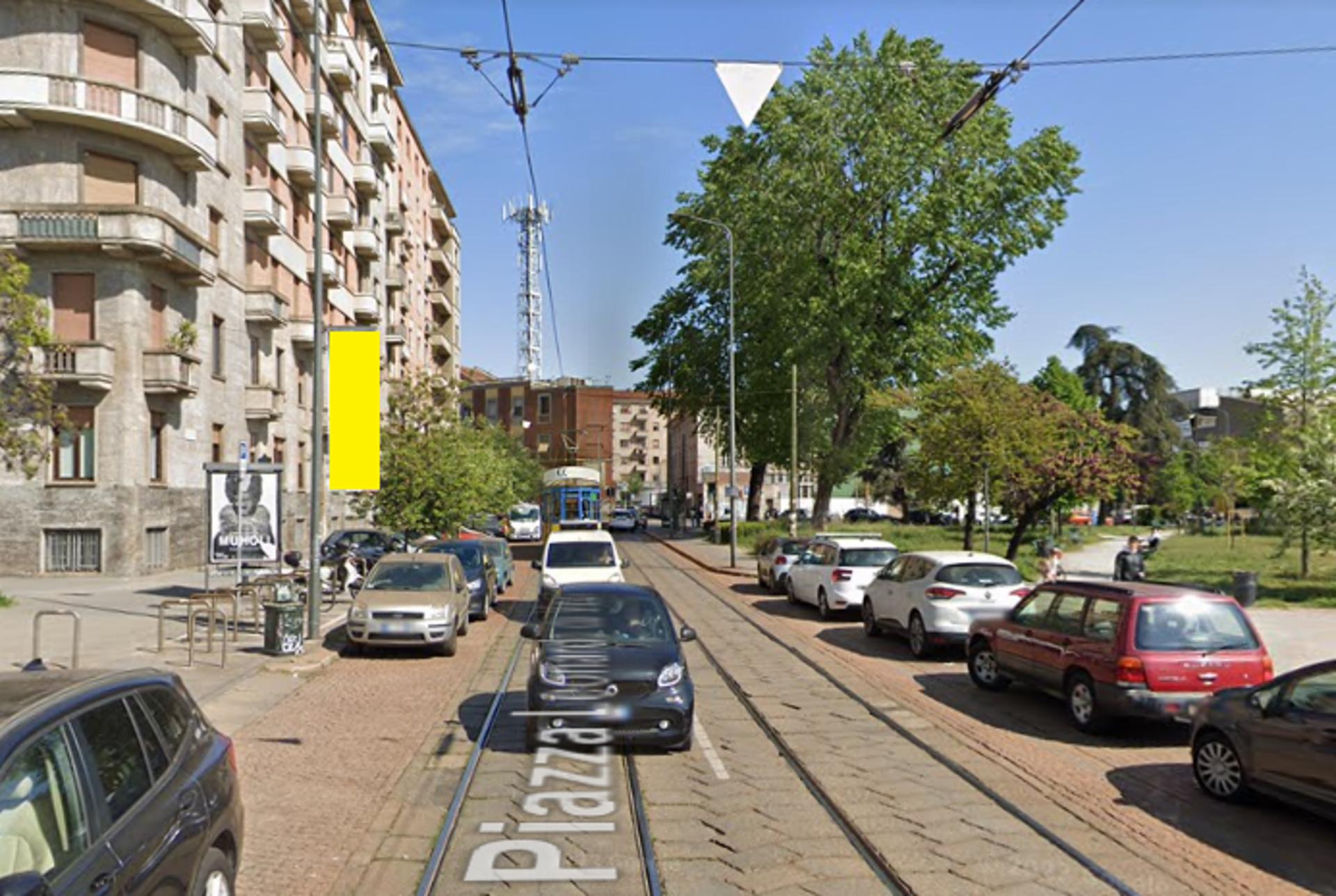 Impianto VERTICAL BANNER a Milano, in zona Harp Pub Guinness