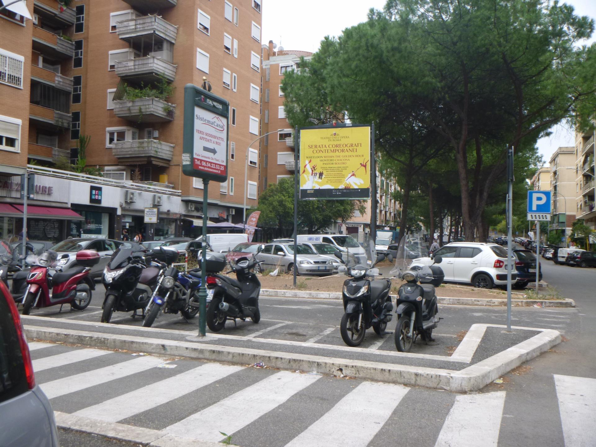Impianto a VIALE LEONARDO DA VINCI - ang. Viale G. Imperatore (Spartitraffico)  Roma