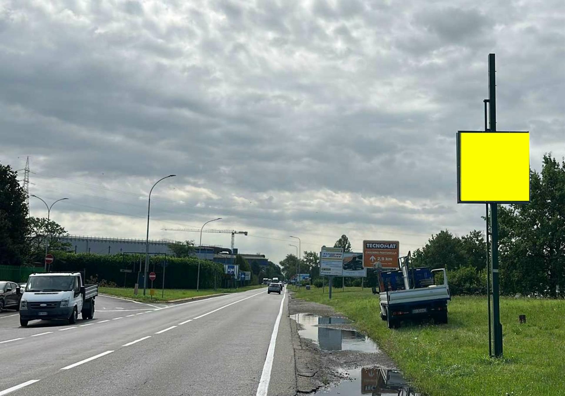 Impianto POLE MEDIA a Caronno Pertusella, in zona Easy Village