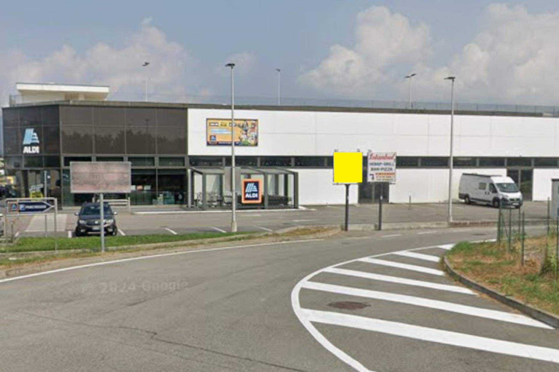 Impianto CARTELLONISTICA a Fino Mornasco, in zona Luglio Portichettese
