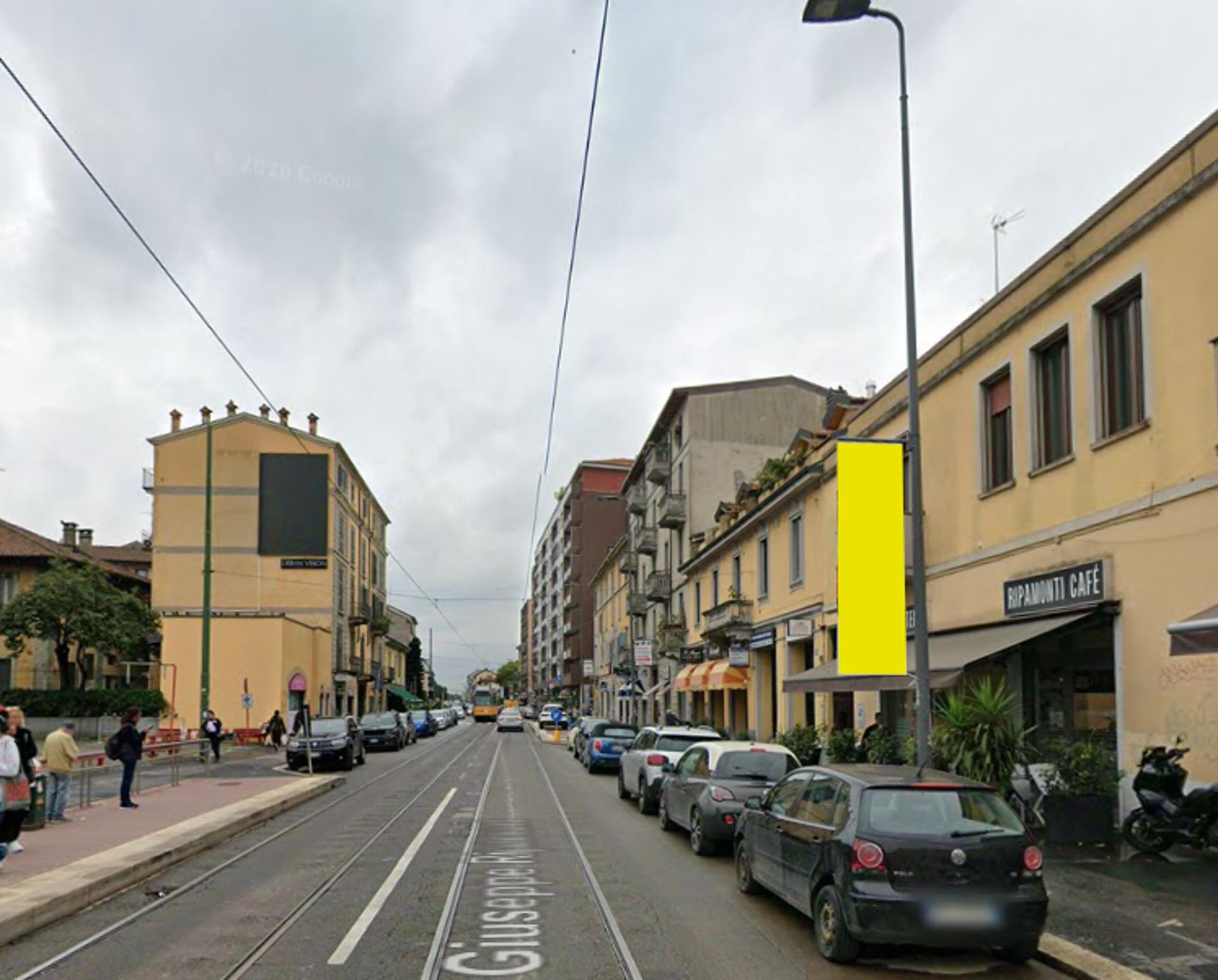 Impianto VERTICAL BANNER a Milano, in zona Bar Lisa