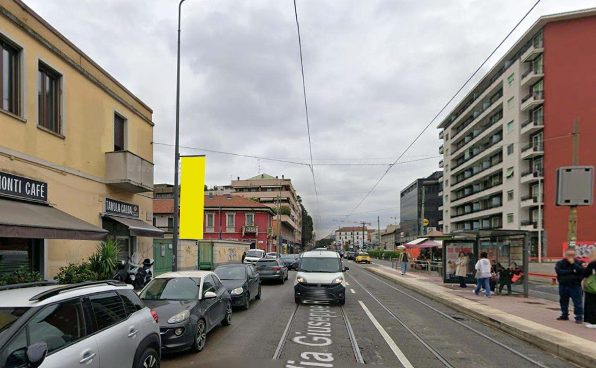 Impianto VERTICAL BANNER a Milano, in zona Bar Lisa