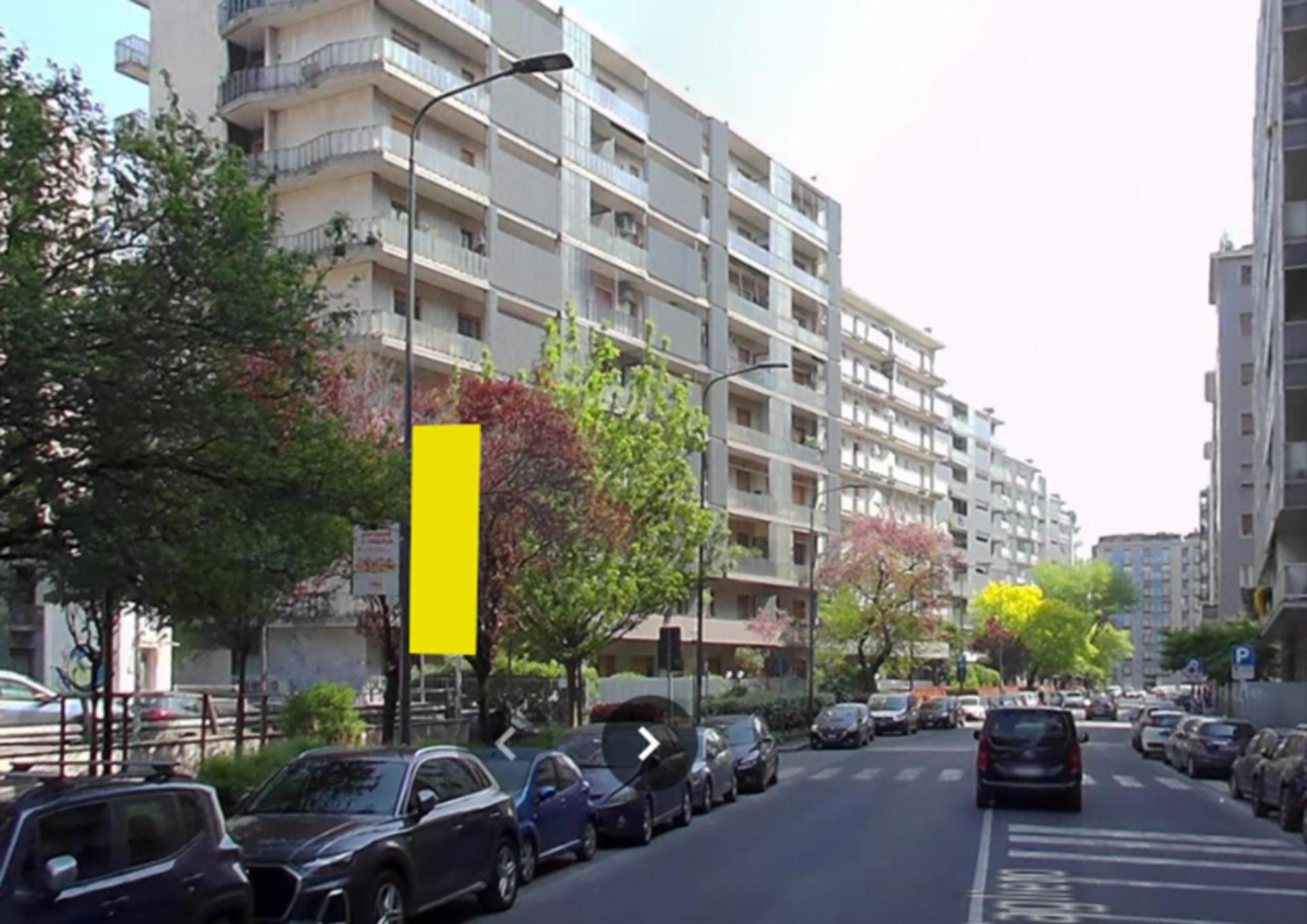 Impianto VERTICAL BANNER a Milano, in zona Abbadesse