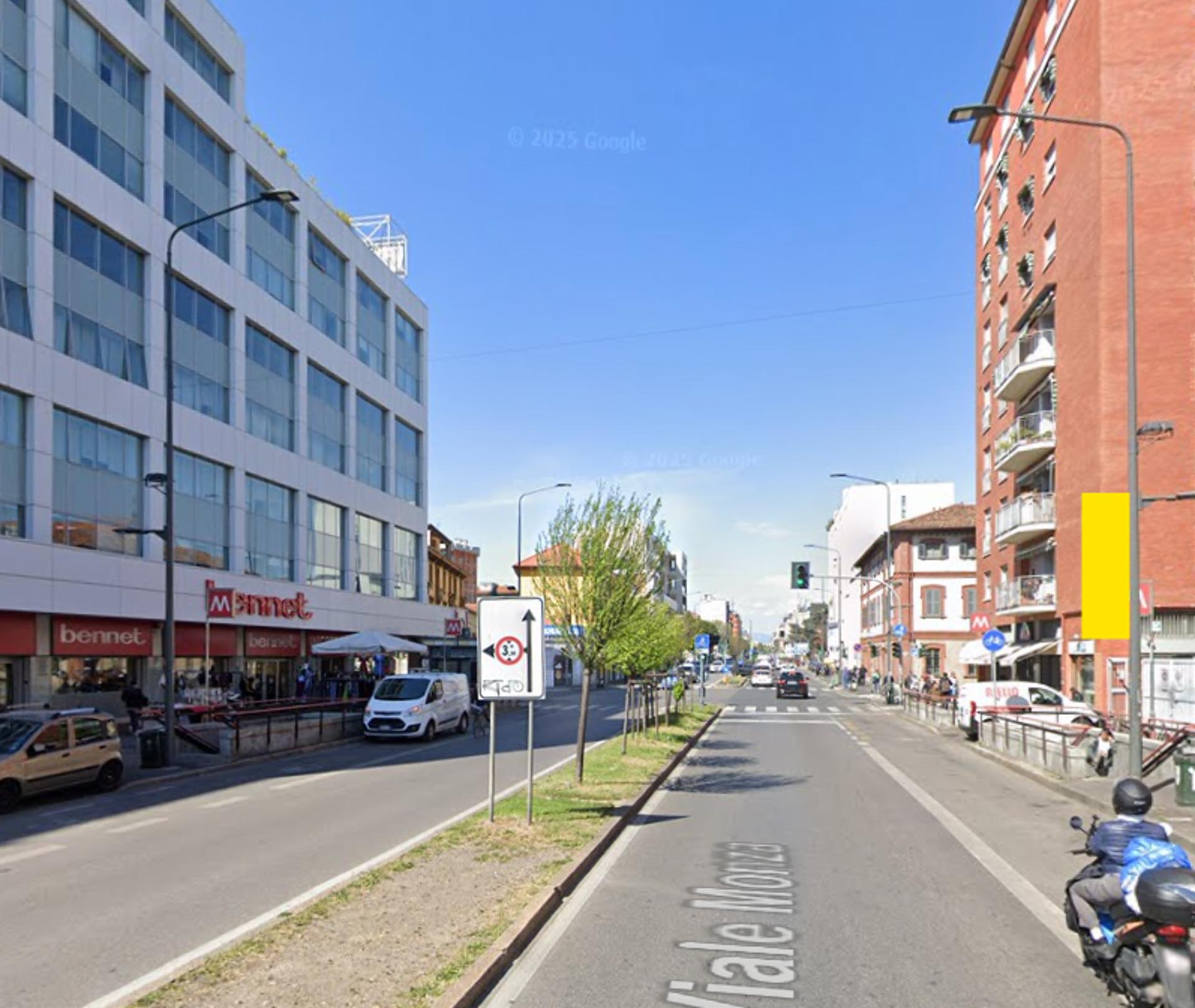Impianto VERTICAL BANNER a Milano, in zona San Filippo Neri