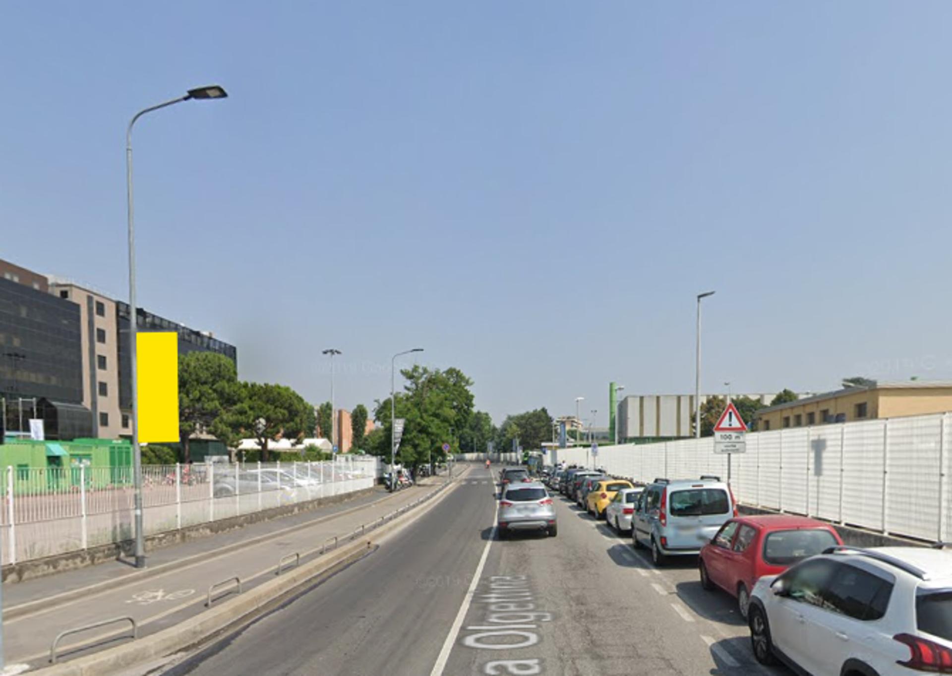 Impianto VERTICAL BANNER a Milano, in zona Mondadori