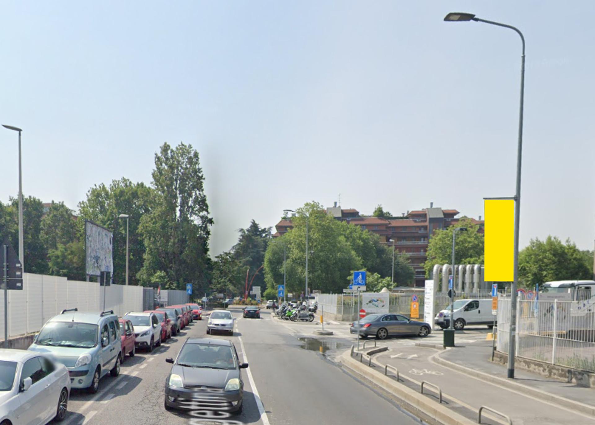 Impianto VERTICAL BANNER a Milano, in zona Mondadori