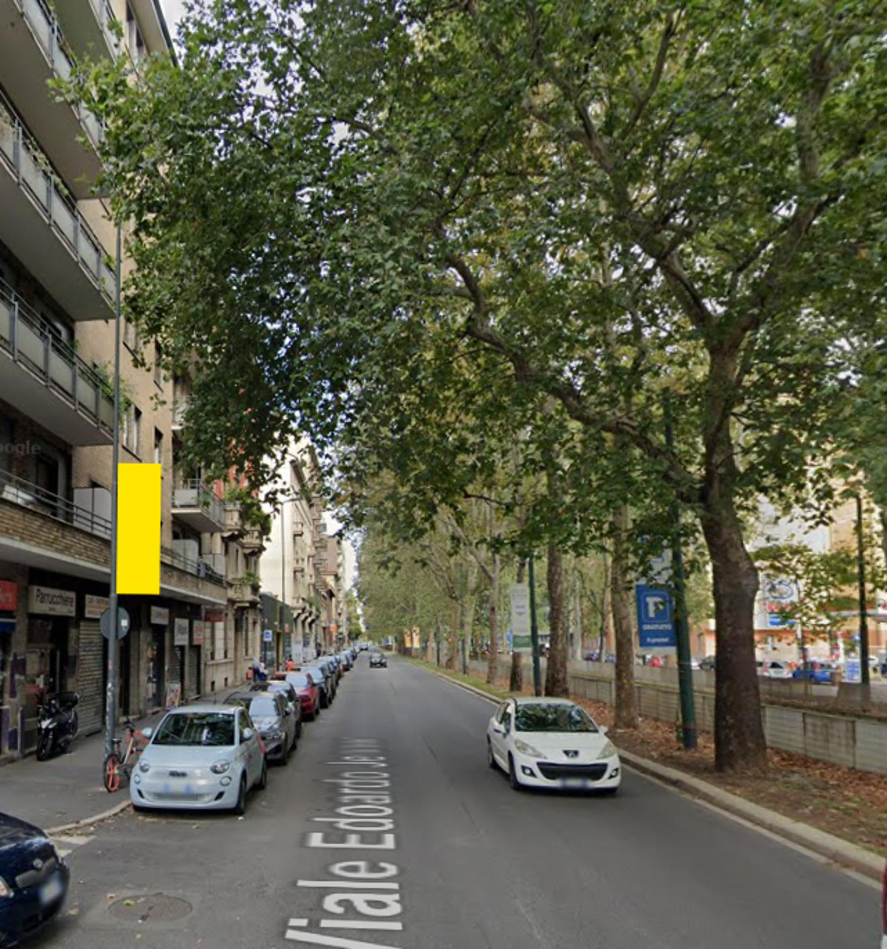 Impianto VERTICAL BANNER a Milano, in zona Carrefour