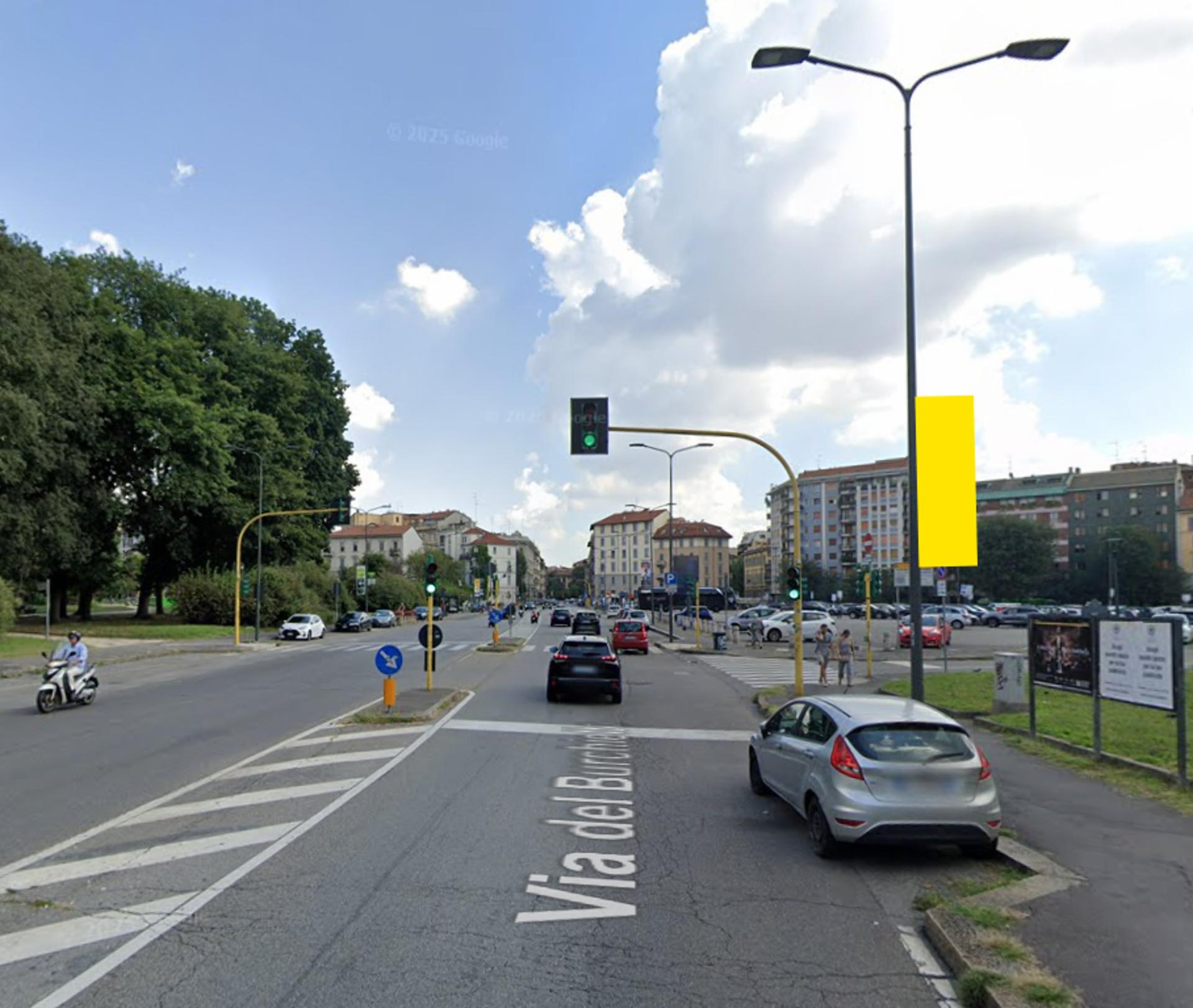 Impianto VERTICAL BANNER a Milano, in zona Daniel & Mayer