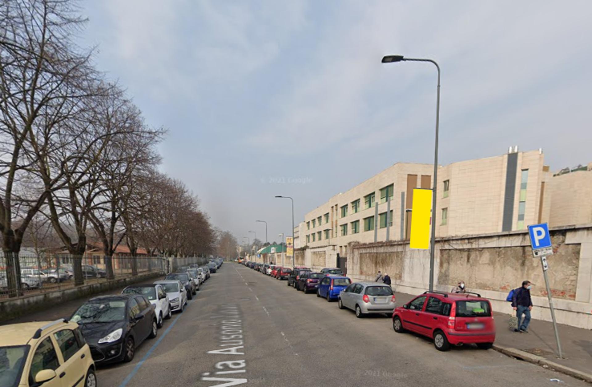 Impianto VERTICAL BANNER a Milano, in zona Goldenpoint Niguarda