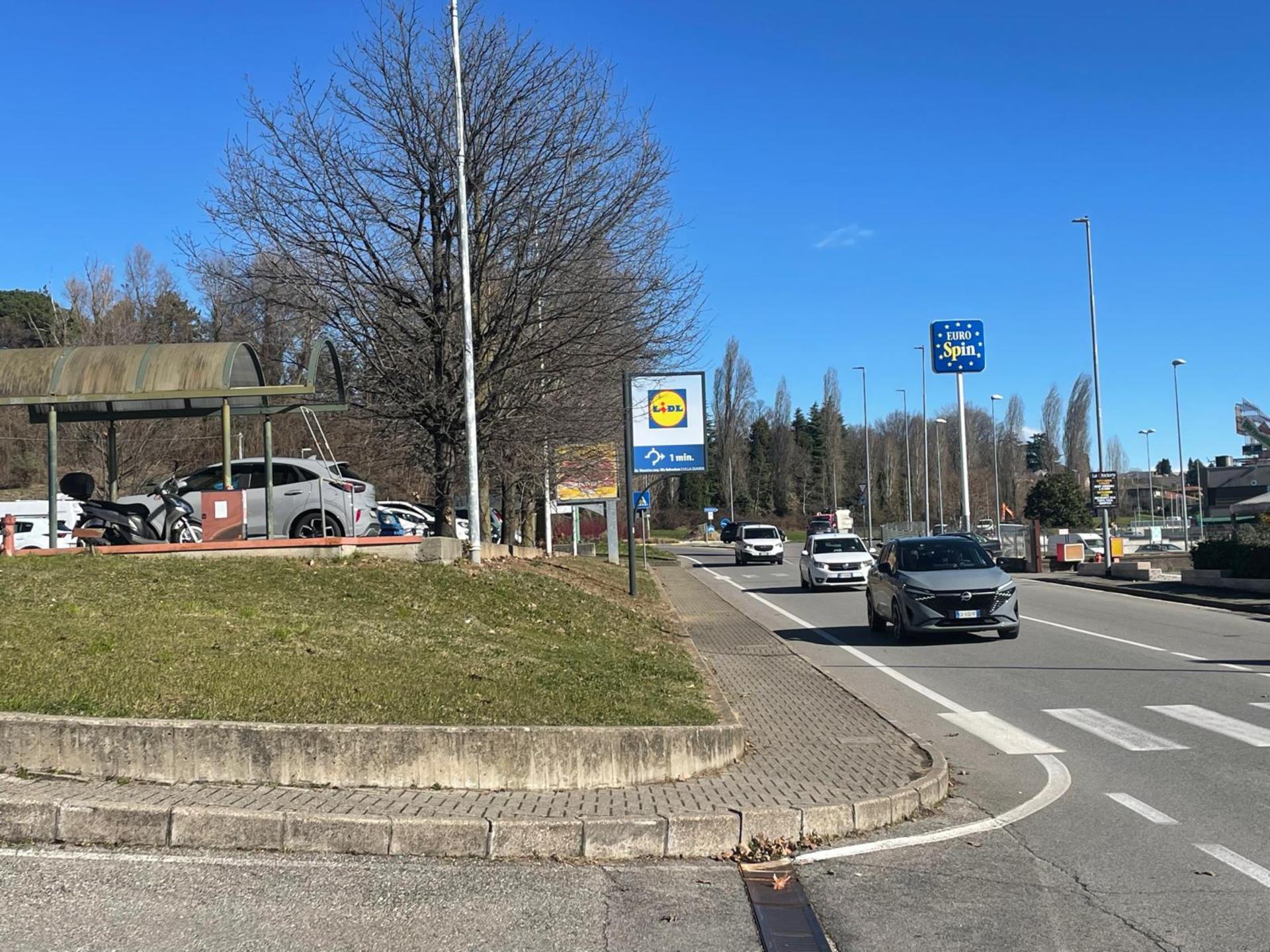 Impianto CARTELLONISTICA a Villa Guardia, in zona Uninqlo