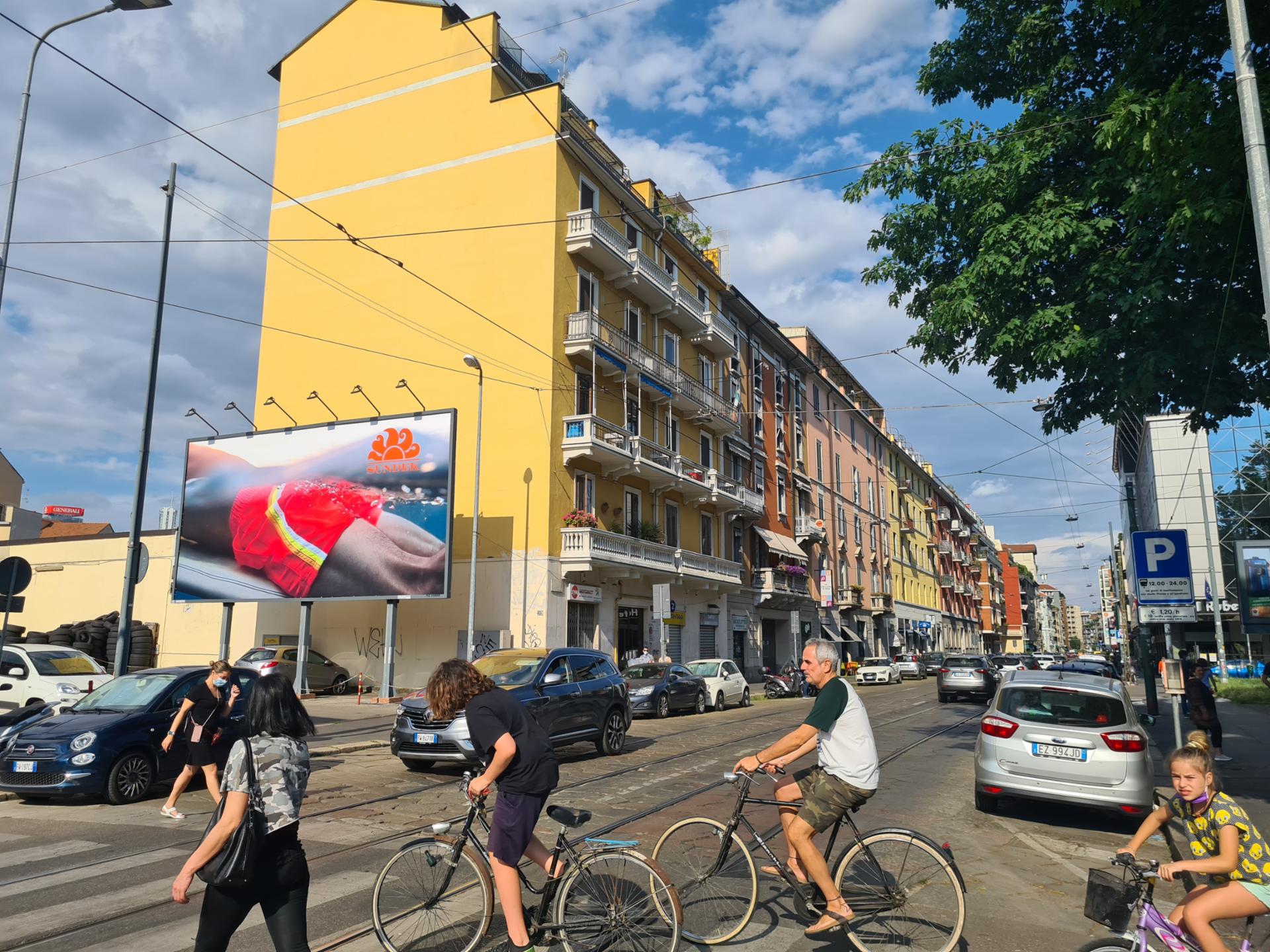 Impianto MEDI FORMATI a Milano, in zona Krishna minimarket
