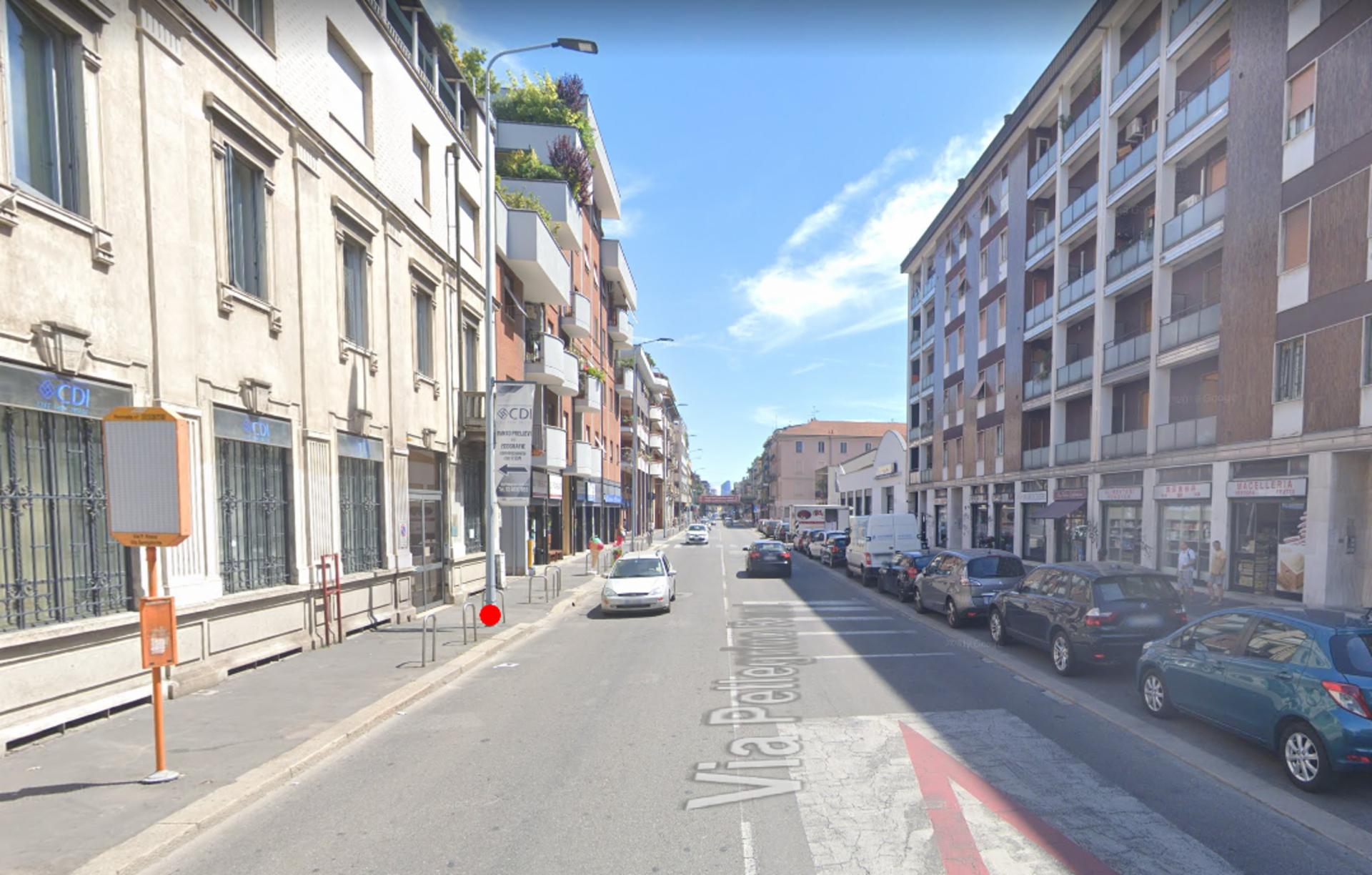 Impianto VERTICAL BANNER a Milano, in zona Minimarket Baldinucci