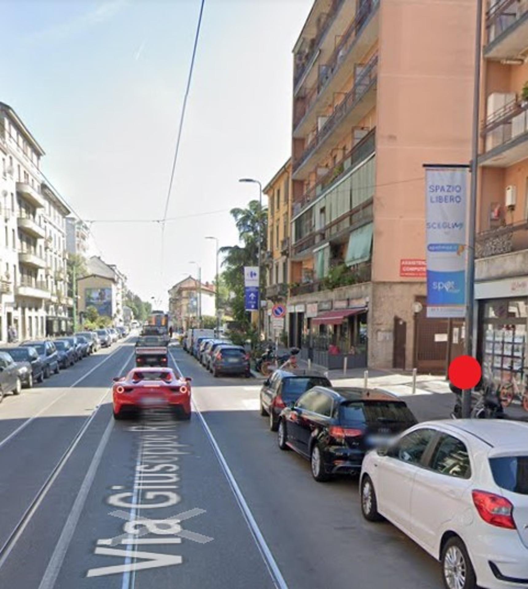 Impianto VERTICAL BANNER a Milano, in zona Bar Lisa