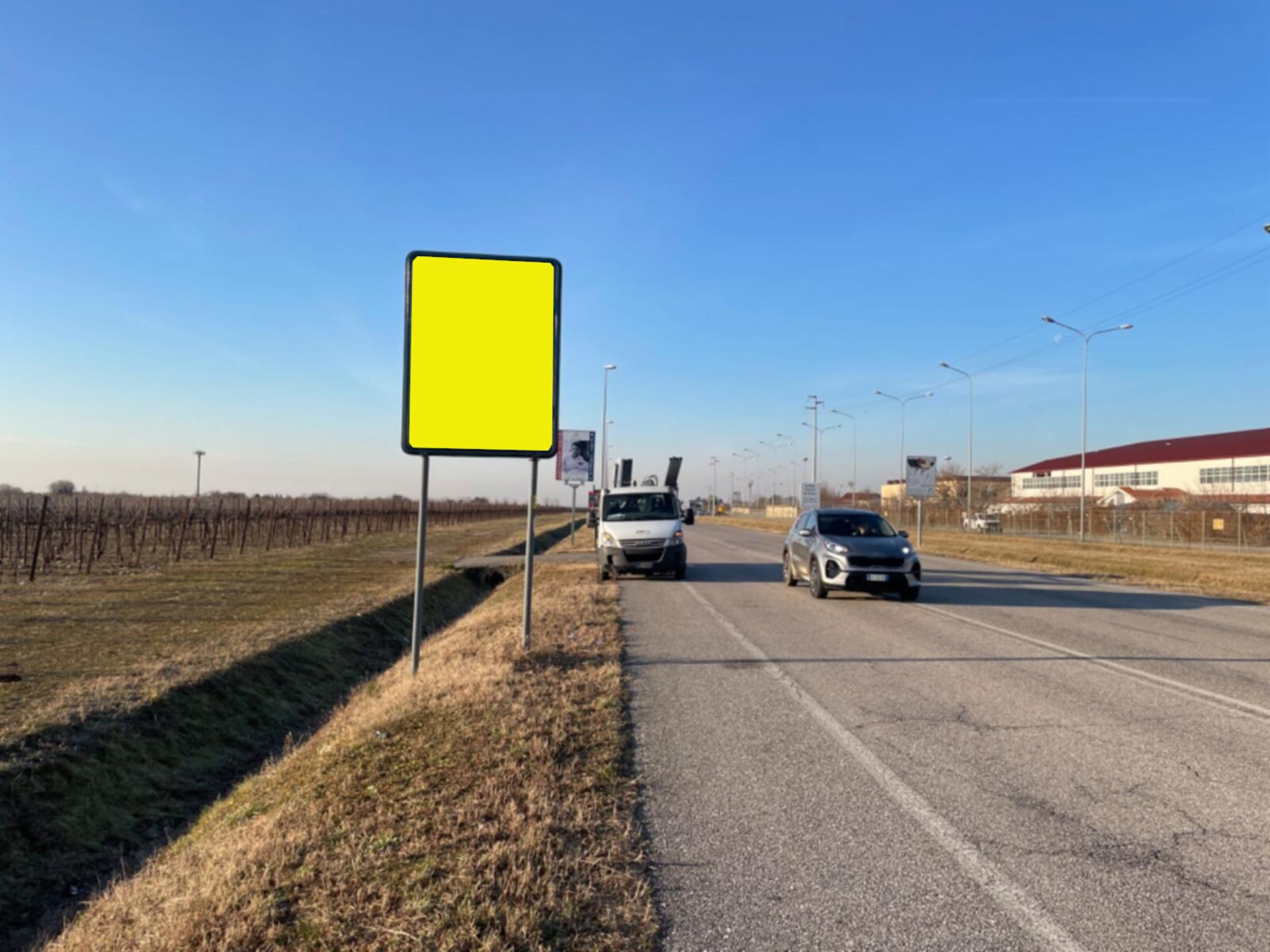 Impianto CARTELLONISTICA a Roveredo in Piano, in zona Dal Ben abbigliamento