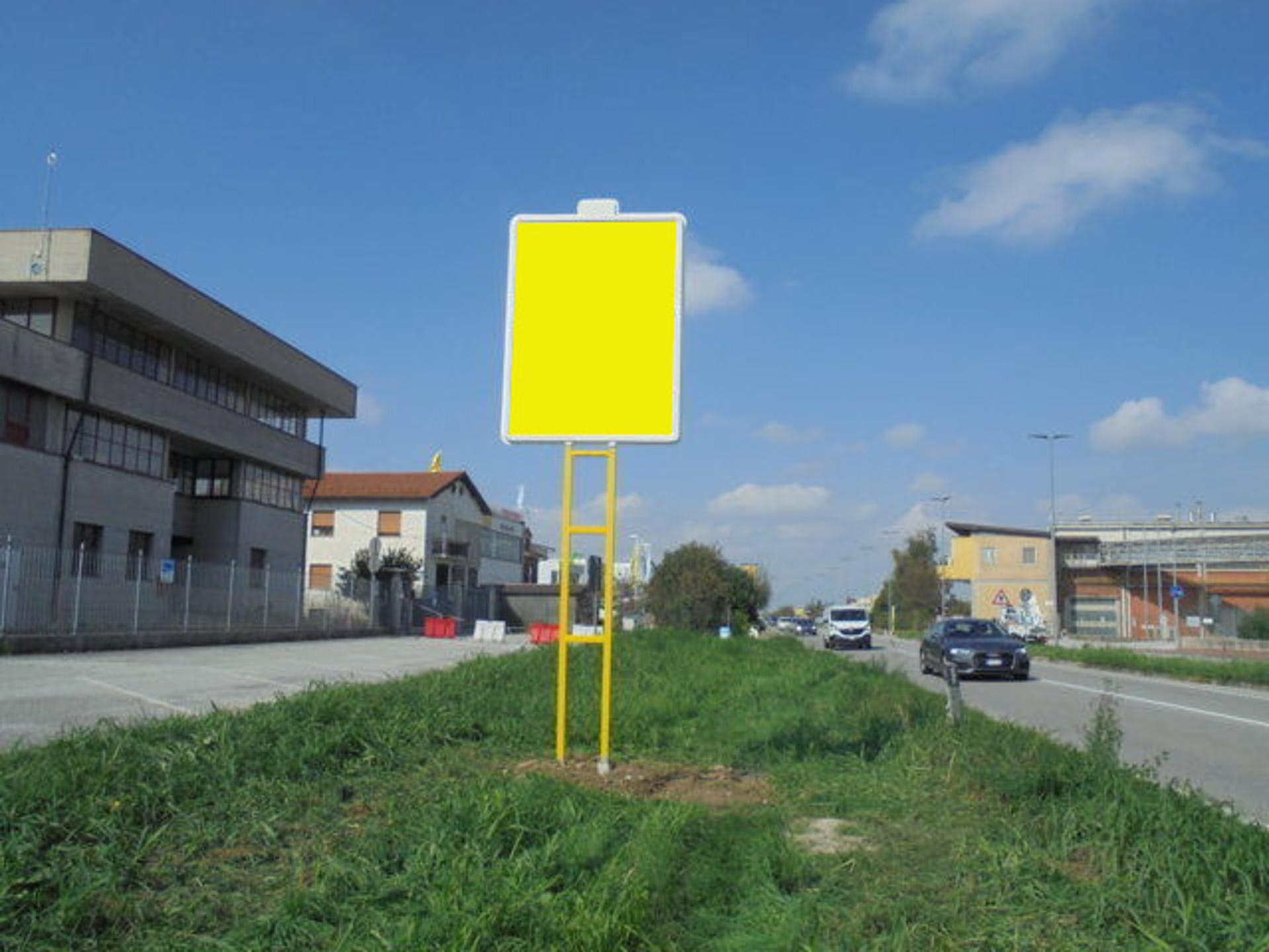 Impianto CARTELLONISTICA a Fossano, in zona Blob ristobar