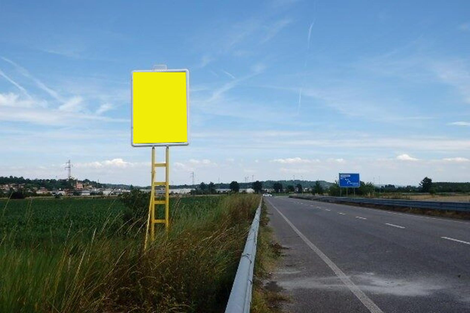 Impianto CARTELLONISTICA a Sommariva del Bosco, in zona Sommariva Bosco (v. Vitt. Emanuele)