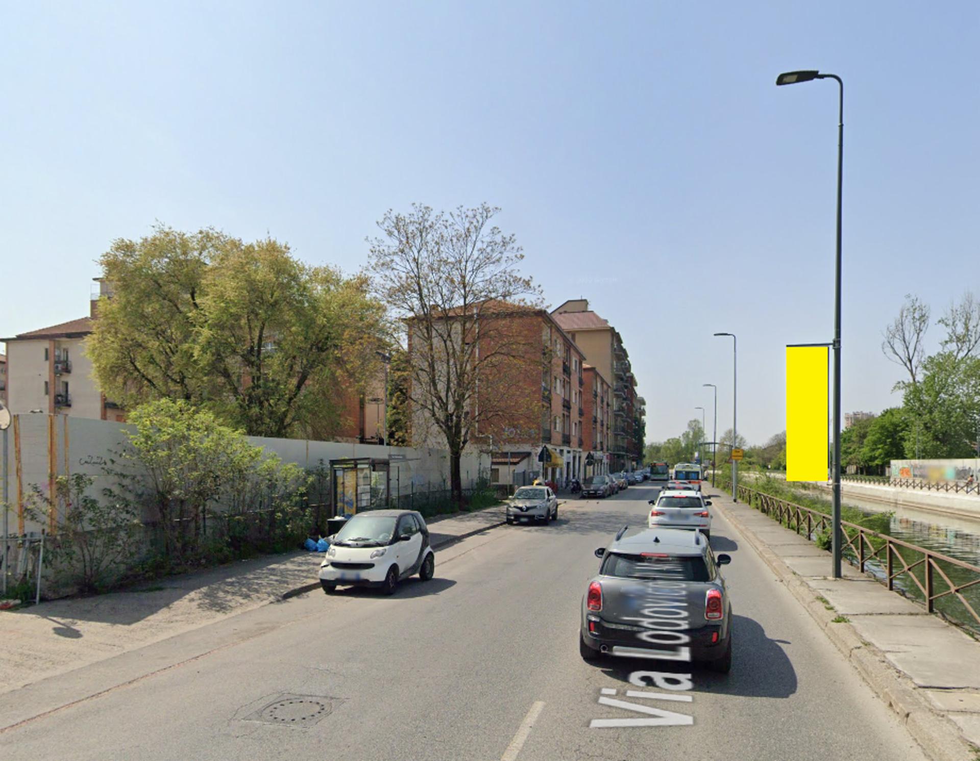 Impianto VERTICAL BANNER a Milano, in zona Naviglio Grande