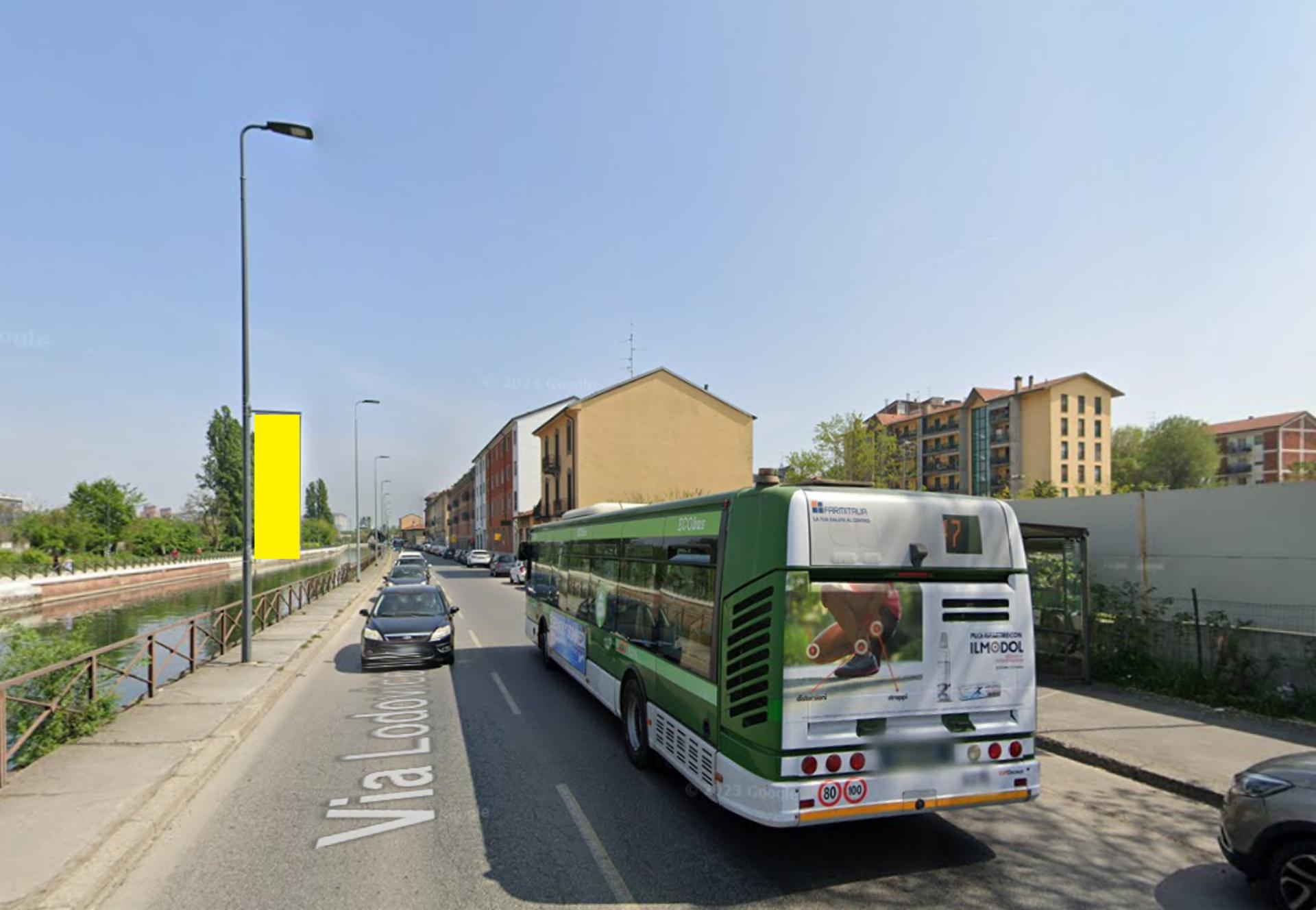 Impianto VERTICAL BANNER a Milano, in zona Naviglio Grande