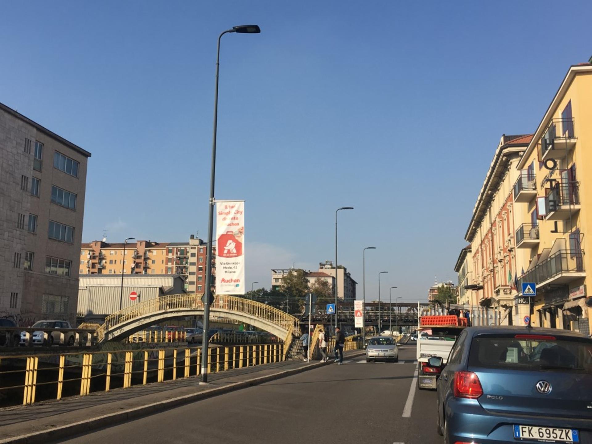 Impianto VERTICAL BANNER a Milano, in zona La Gravina