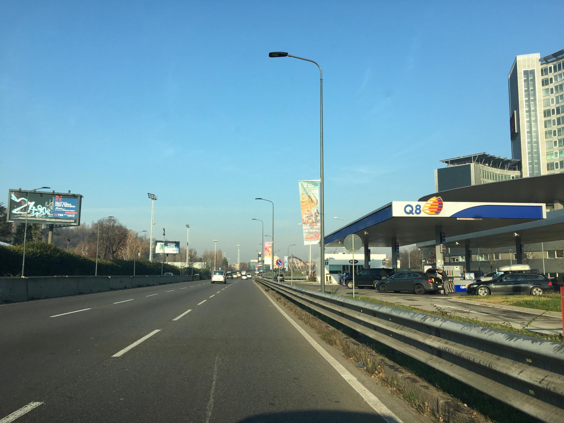 Impianto VERTICAL BANNER a Milano, in zona Divani&Divani by Natuzzi
