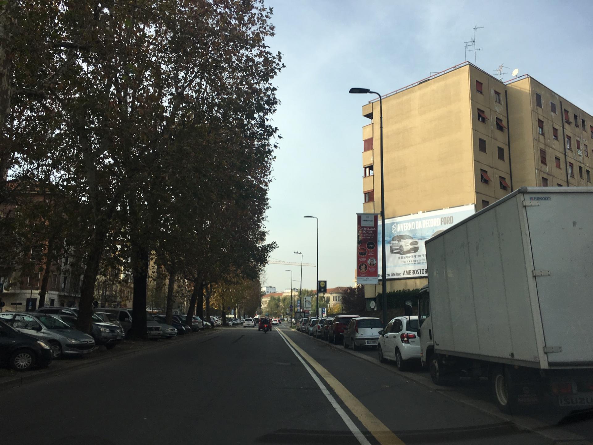 Impianto VERTICAL BANNER a Milano, in zona Acconciature Giovanna