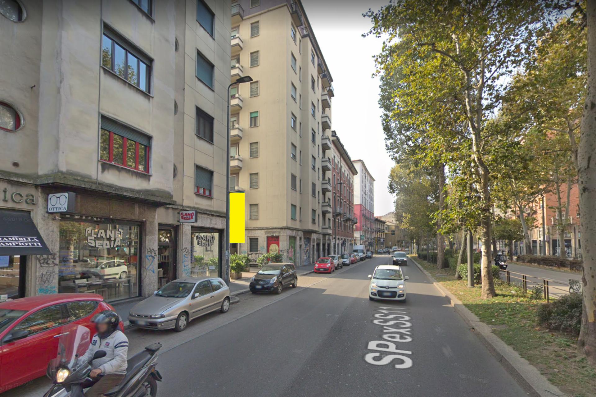 Impianto VERTICAL BANNER a Milano, in zona La Gravina