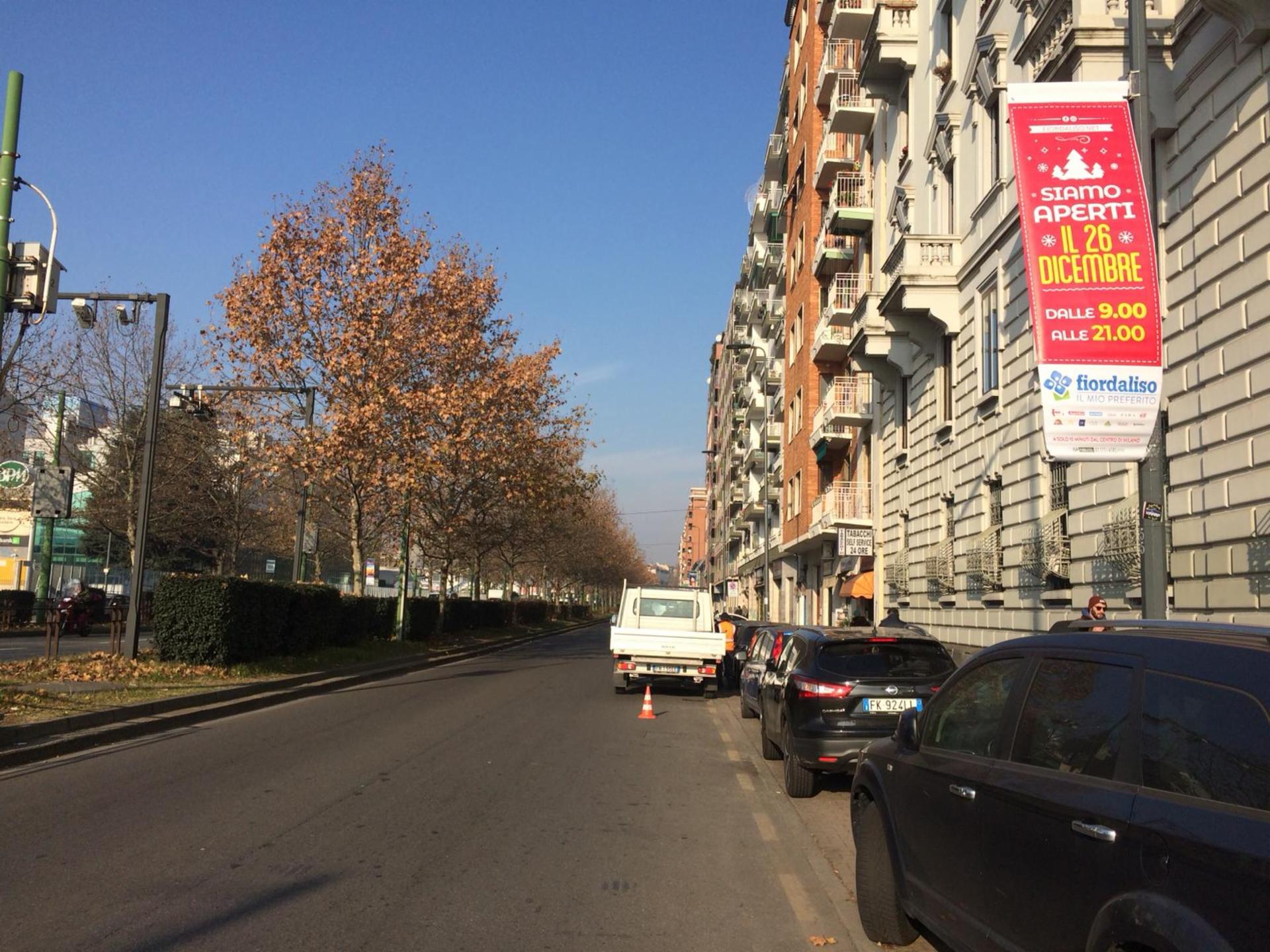 Impianto VERTICAL BANNER a Milano, in zona Di Lanza Gilberto