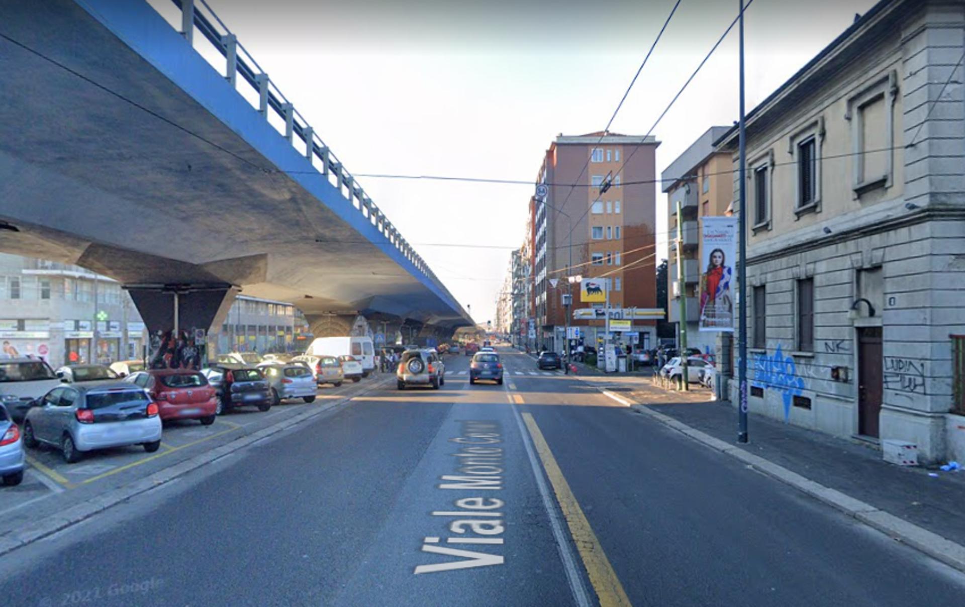 Impianto VERTICAL BANNER a Milano, in zona Baba Sultan Restaurant Pizza & Turkish Kebab