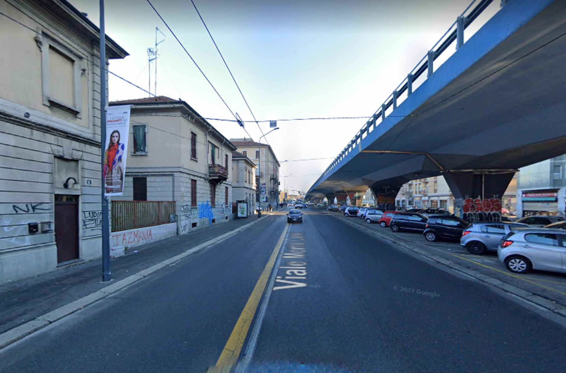 Impianto VERTICAL BANNER a Milano, in zona Baba Sultan Restaurant Pizza & Turkish Kebab