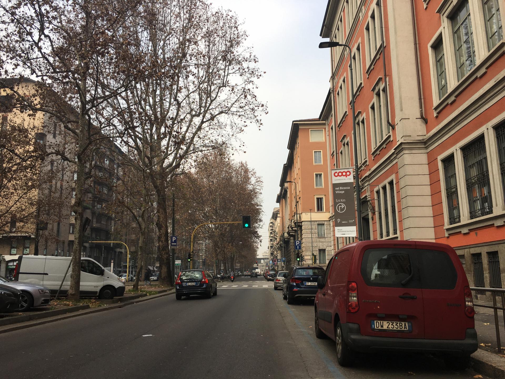 Impianto VERTICAL BANNER a Milano, in zona La Barberia di Loreto